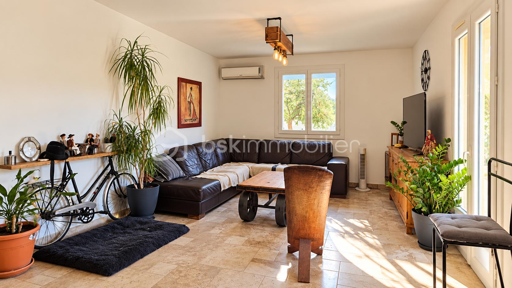 Salon moderne rustique baigné de lumière.png
