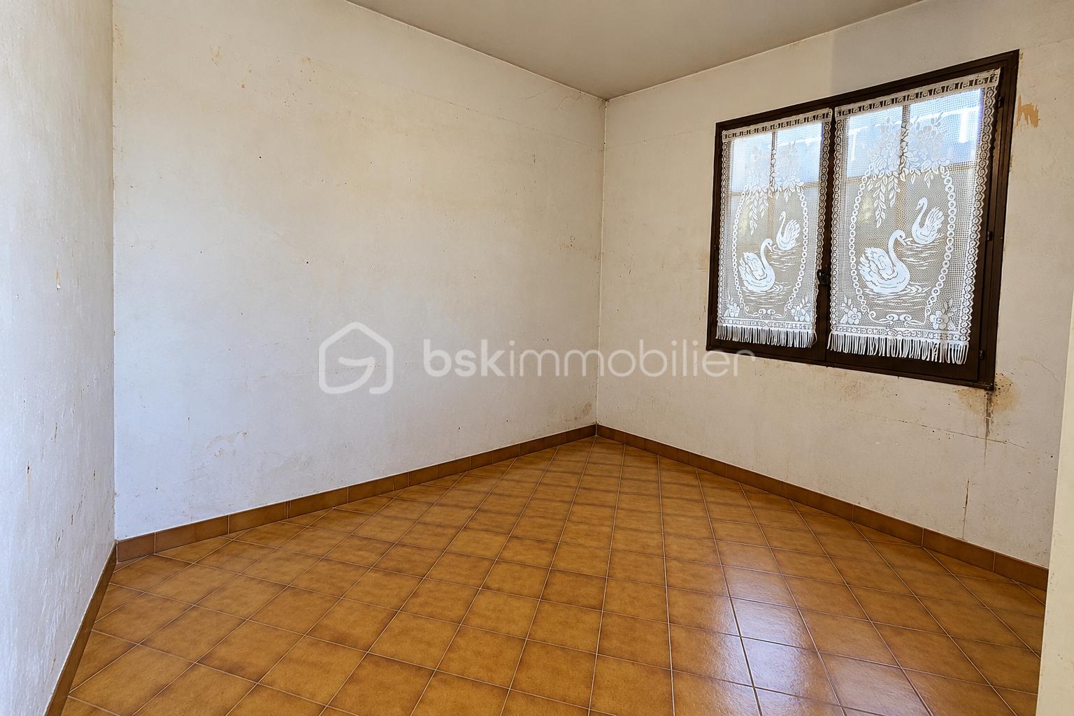 Chambre vide aux murs patinés.png