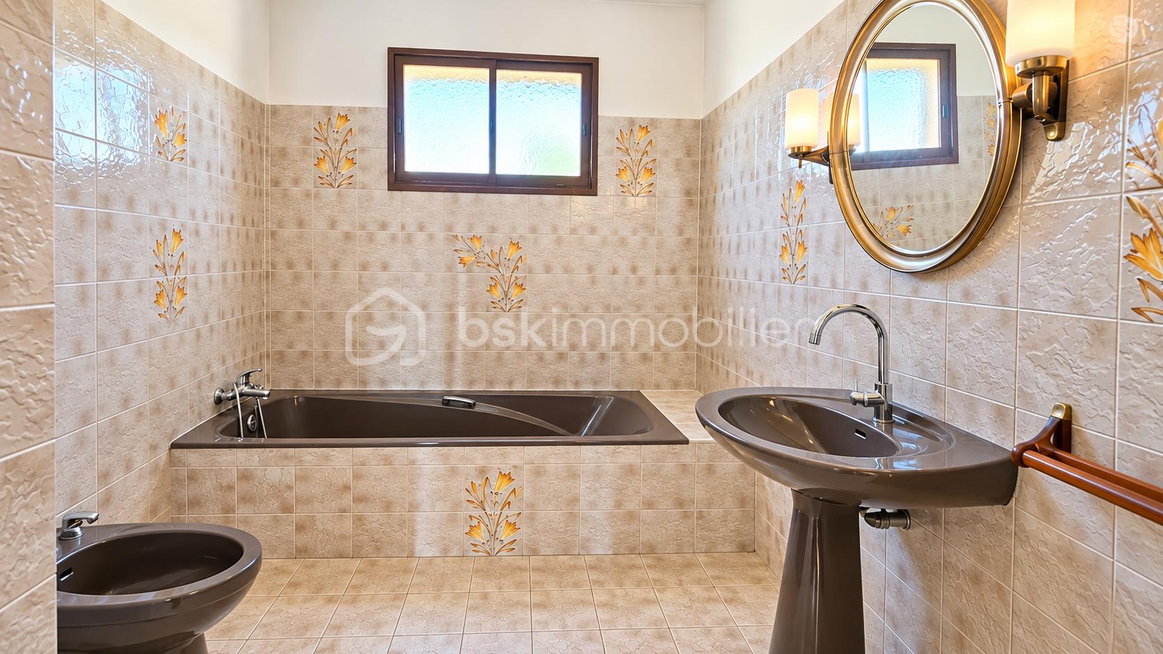 Salle de bain beige élégante et lumineuse.png