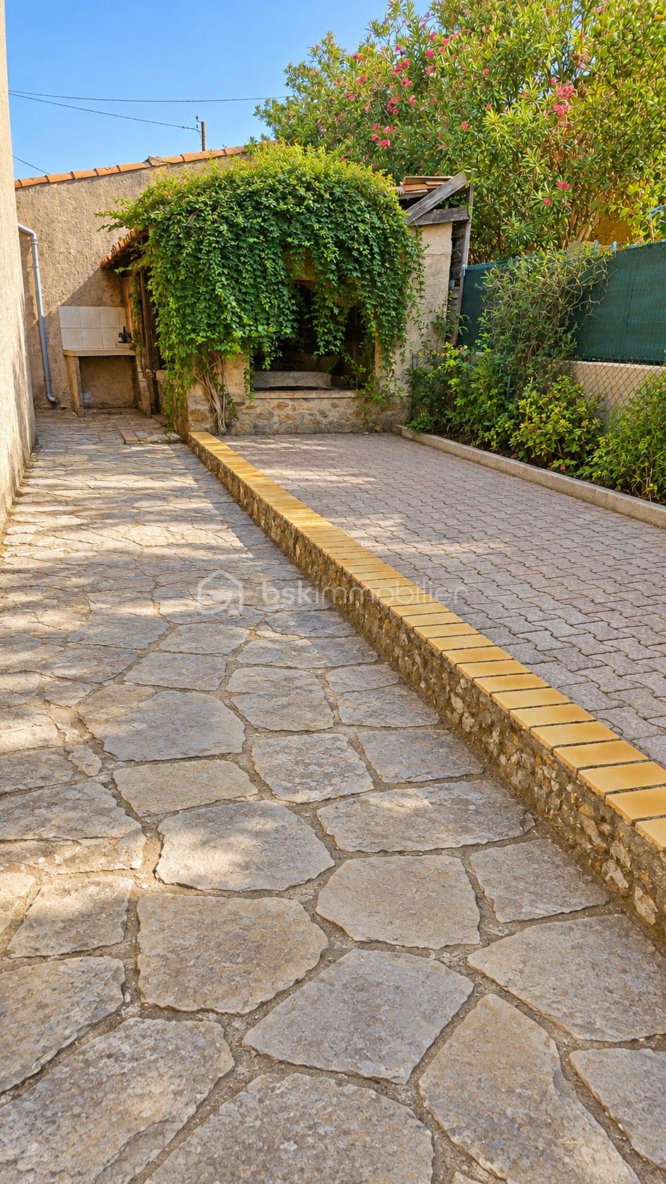 Cour méditerranéenne fleurie et paisible.png