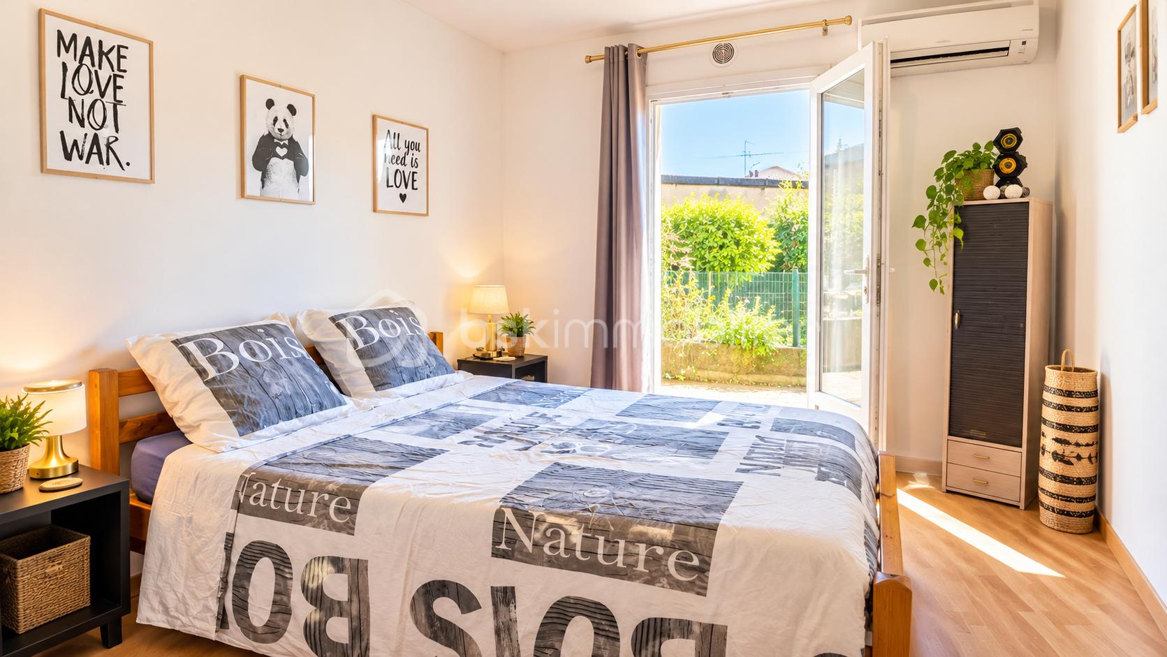 Chambre scandinave baignée de lumière.png