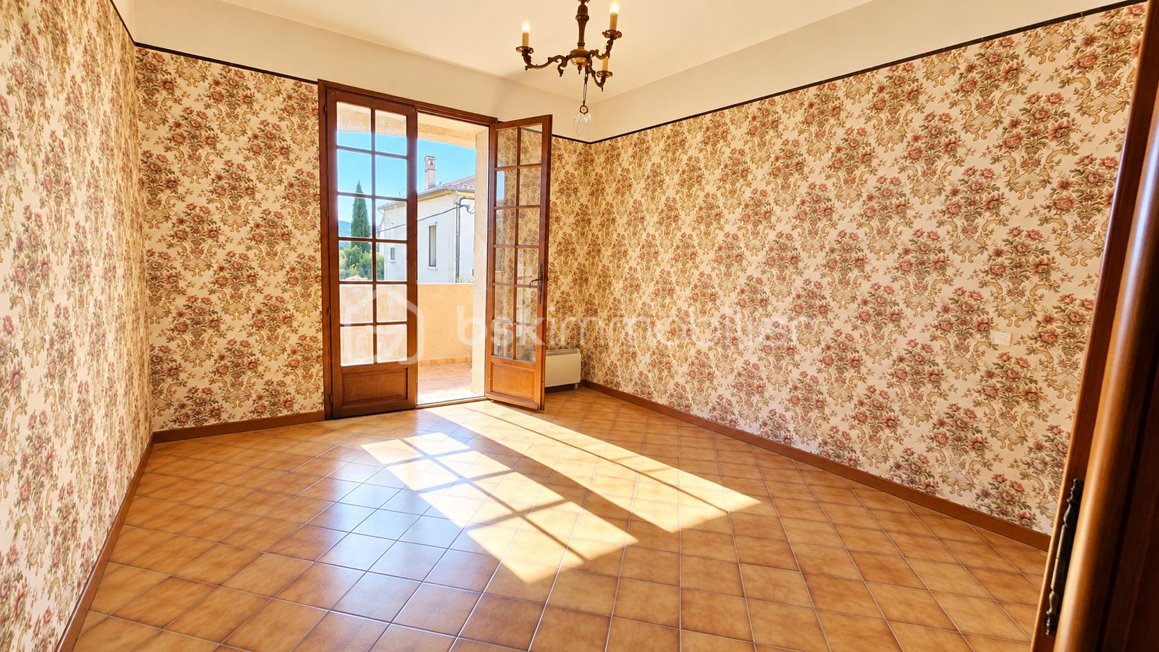 Salon rétro fleuri baigné de soleil.png
