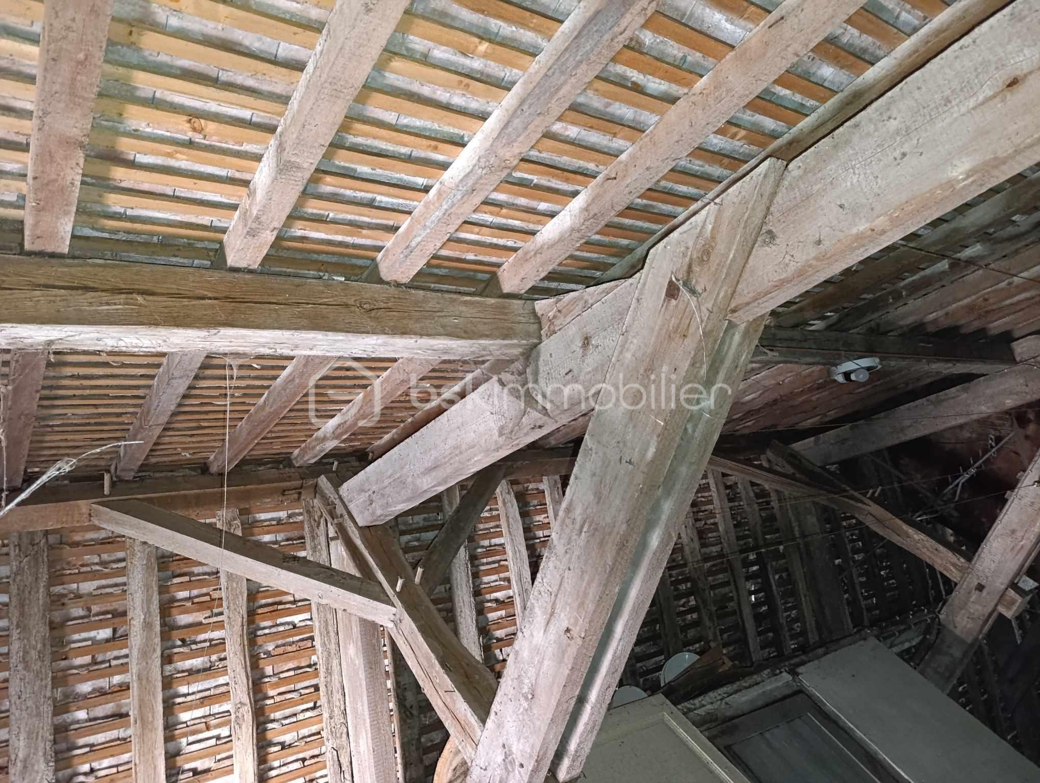 Immeuble mixte de 247,99 m² - 489589968_1322416012395269_9191816341020431559_n.jpg