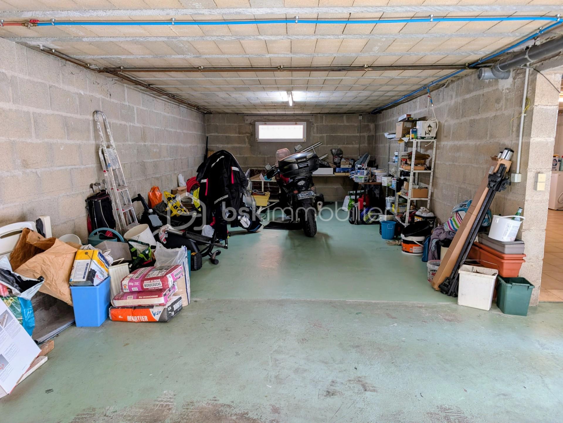 Maison de 140 m² - Garage côté atelier.jfif