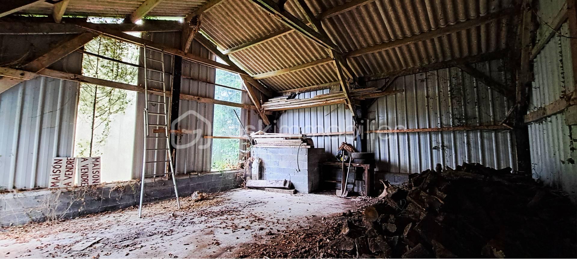 Maison en pierre de 98 m² - hangar int.jpg