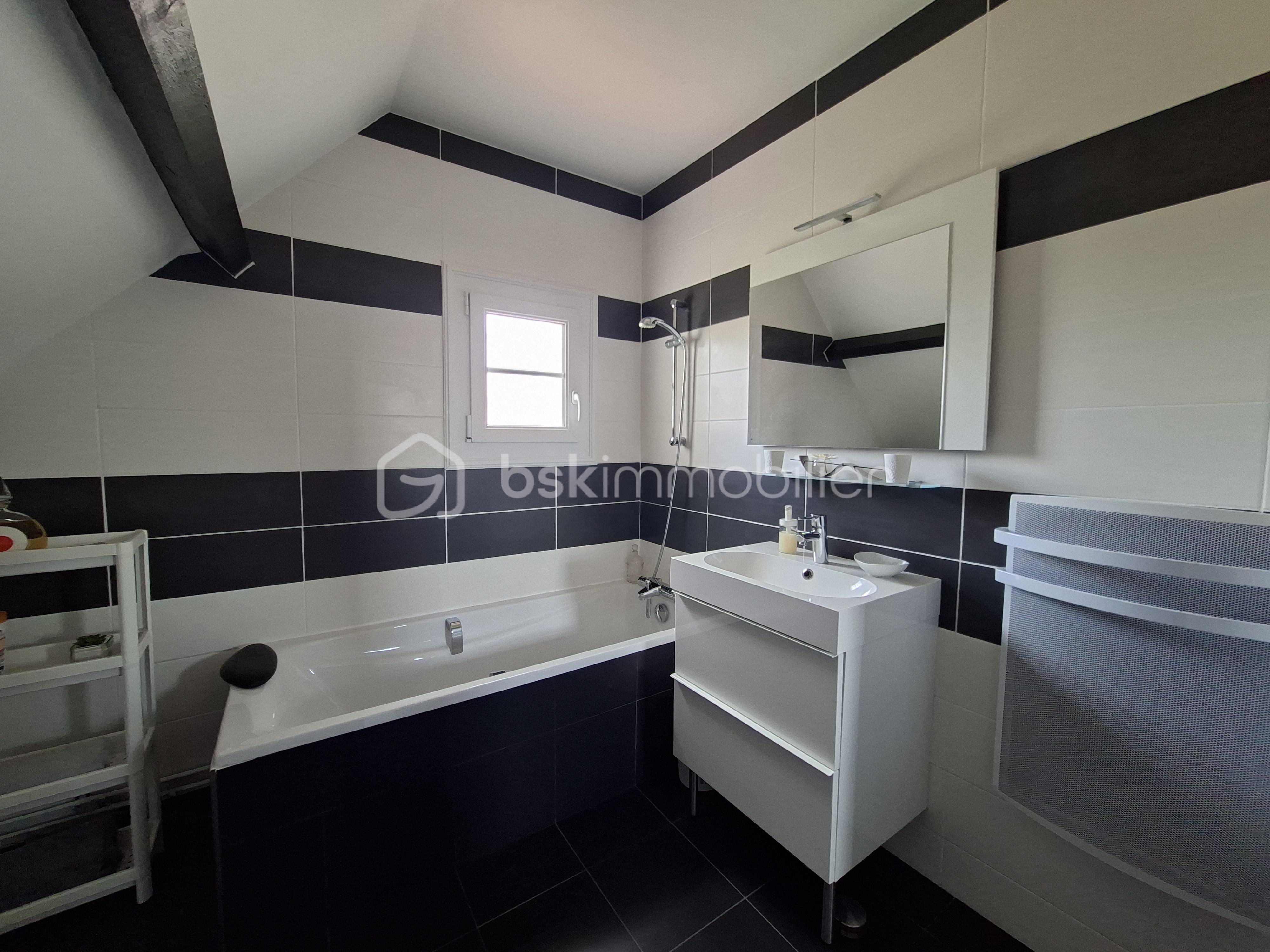 Maison traditionnelle de 128 m² - r1 salle de bains pour diffusion.jpg