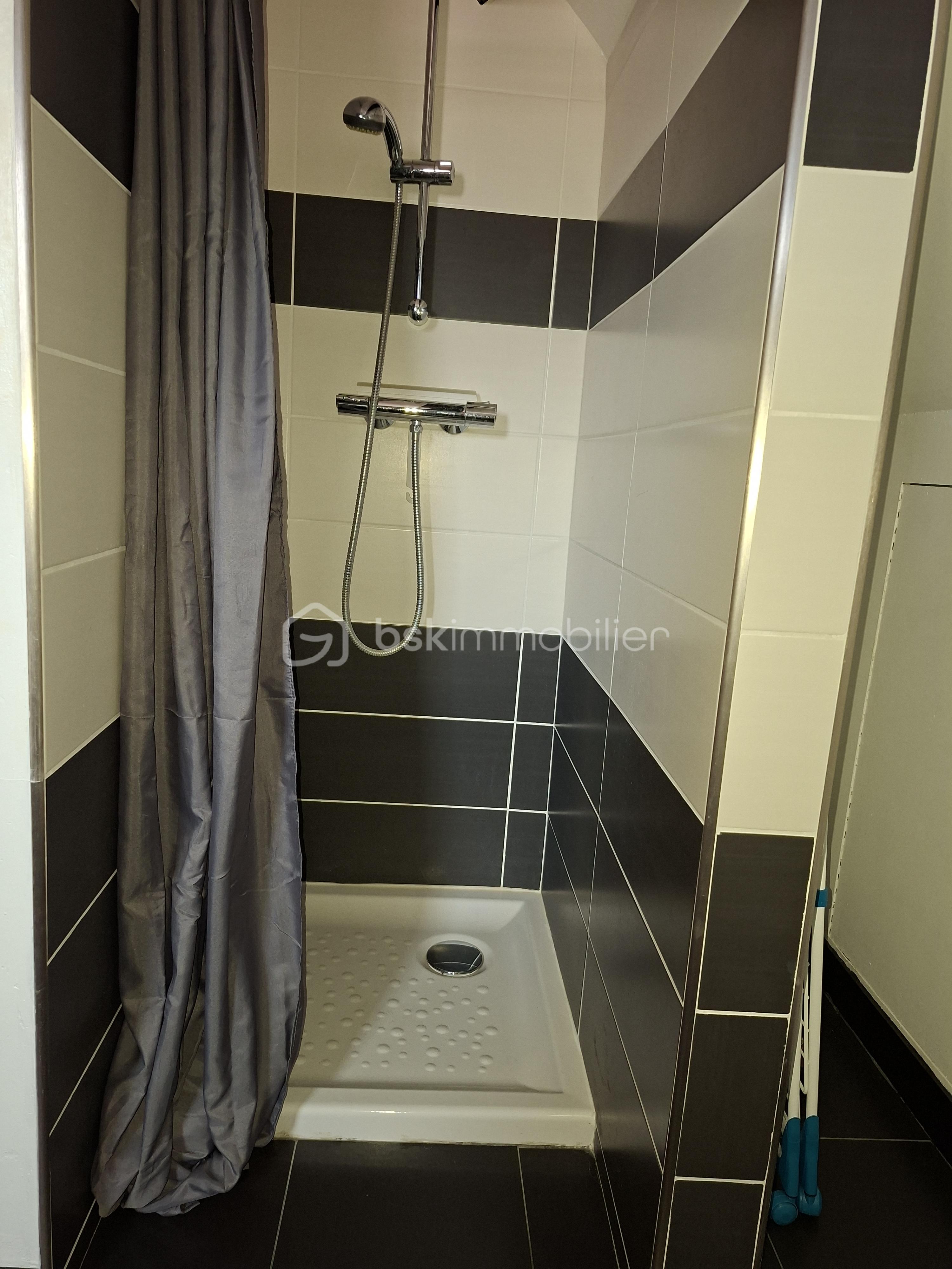 Maison traditionnelle de 128 m² - r1douche dans salle de bains.jpg