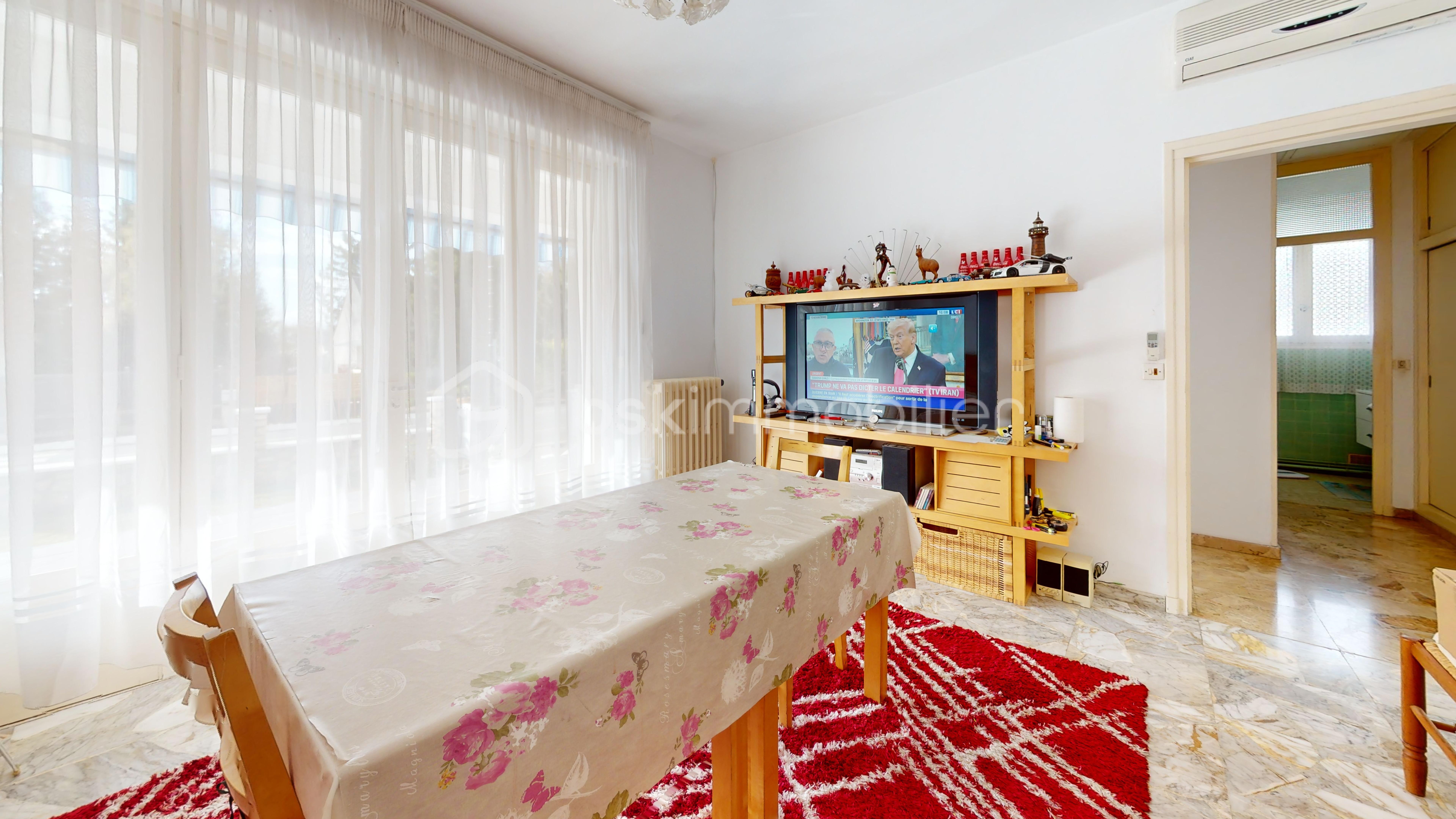 Maison-Amilly-3p-Bedroom 1.jpg