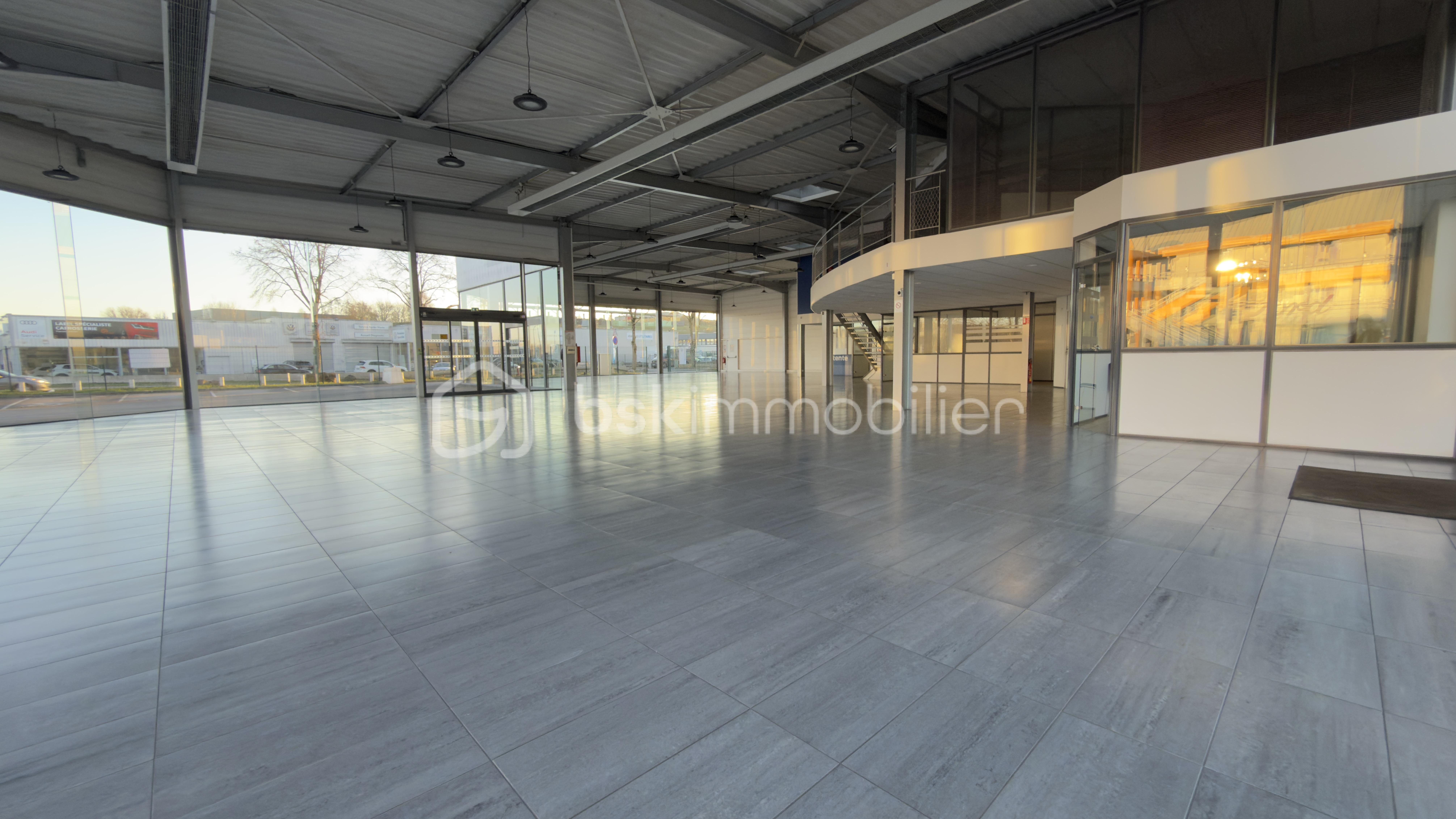 Local d'activités de 1 500 m² - IMG_2082.jpeg