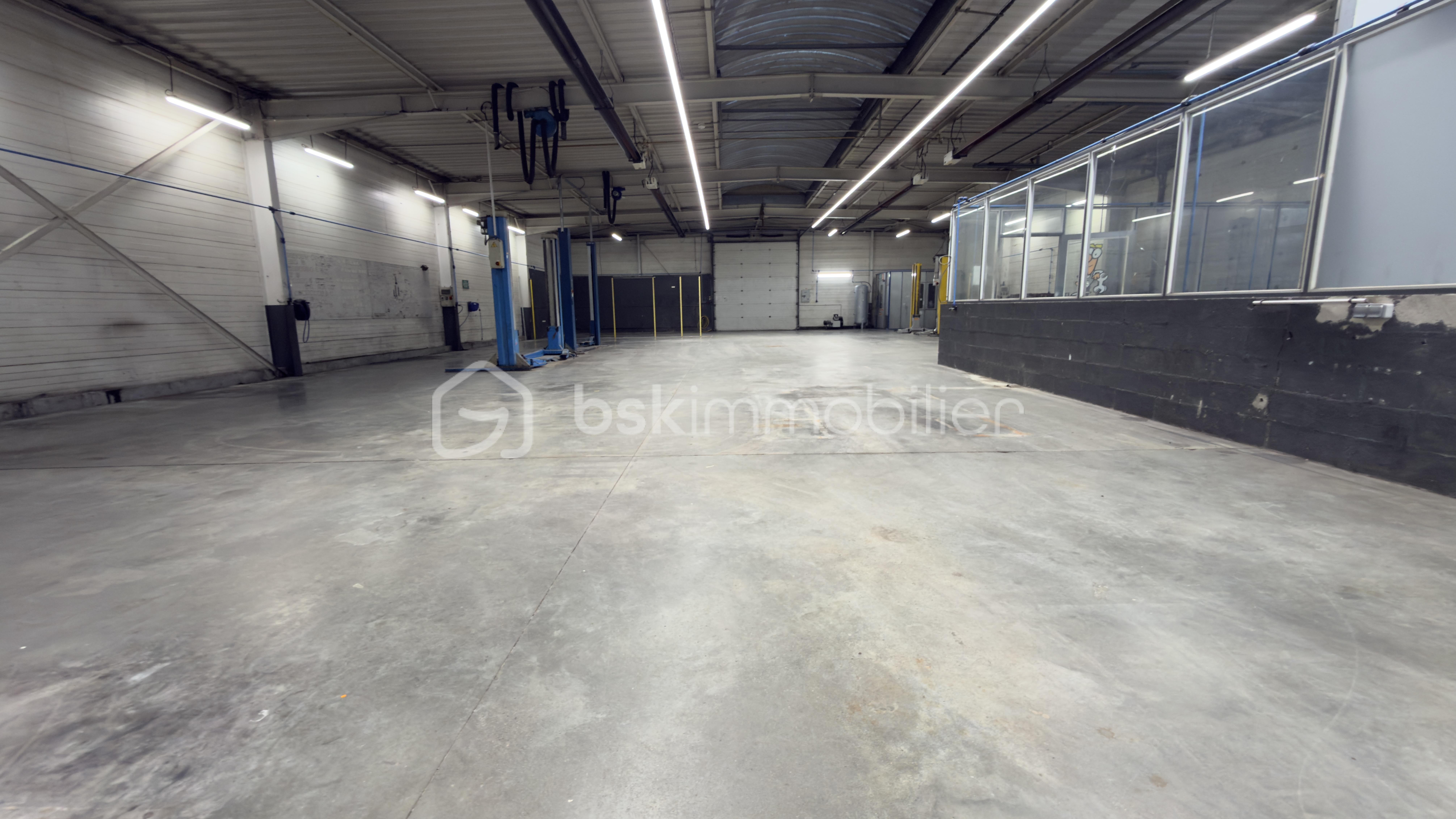 Local d'activités de 1 500 m² - IMG_2170.jpeg
