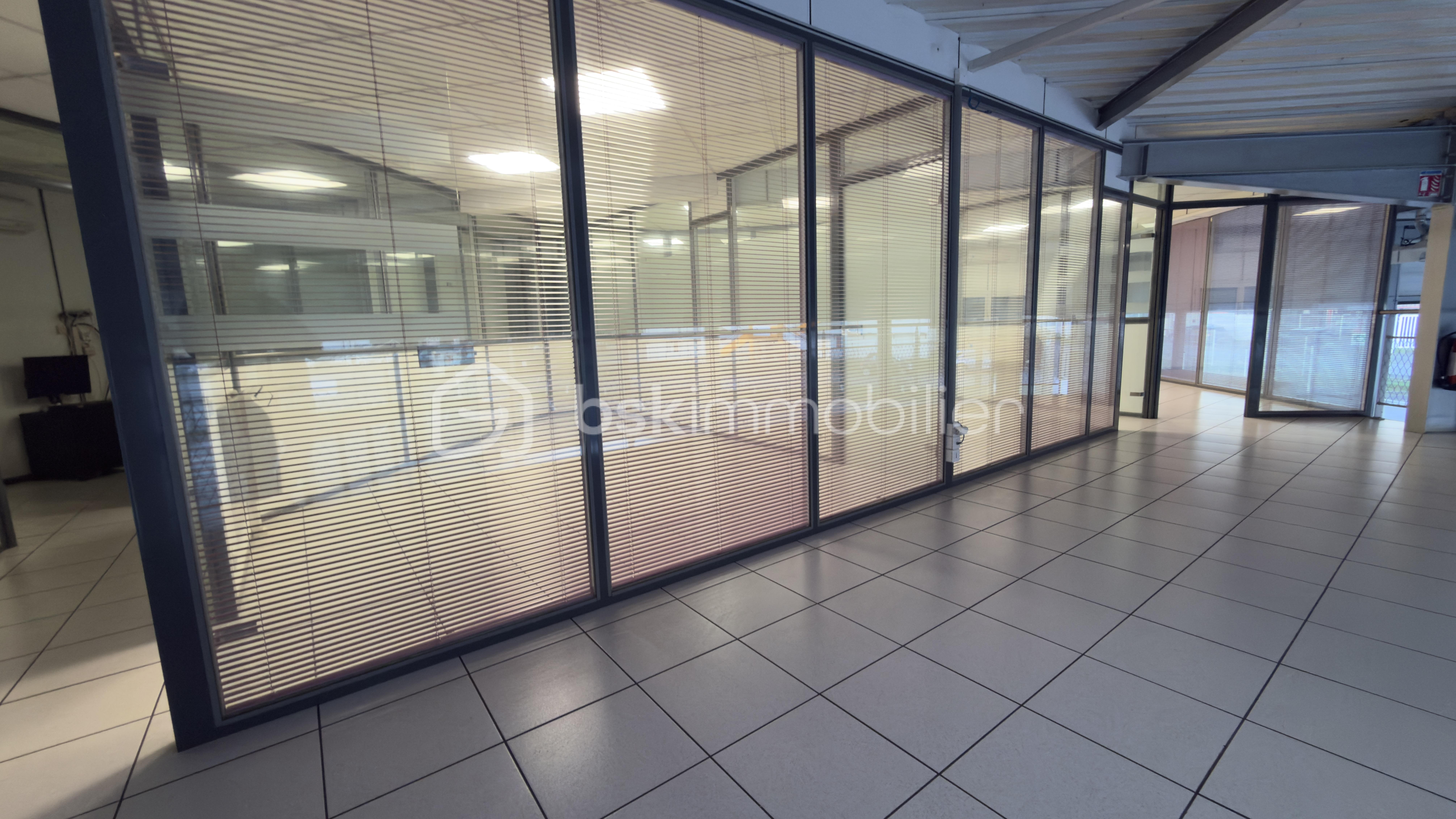 Local d'activités de 1 500 m² - IMG_2136.jpeg