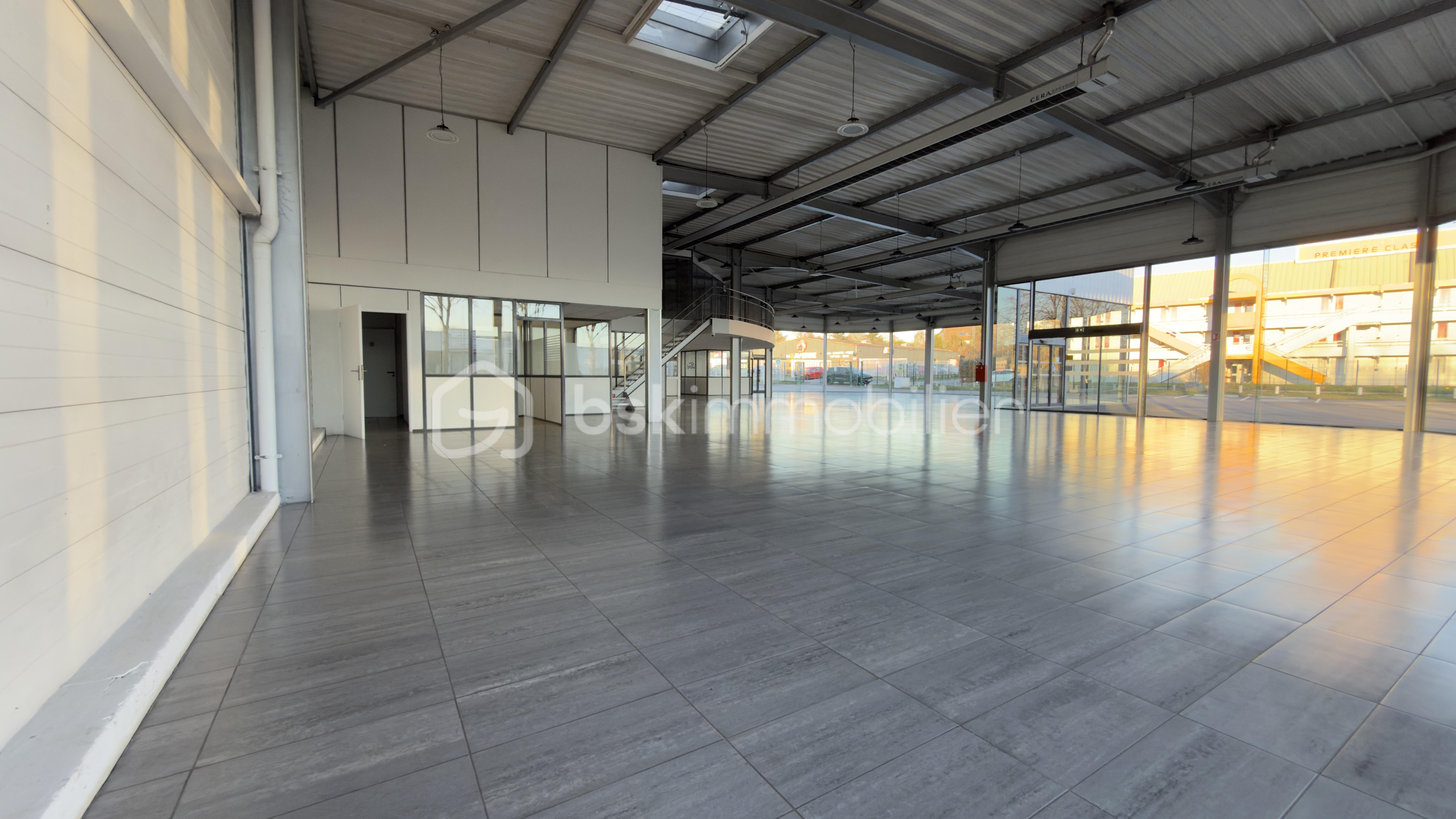 Local d'activités de 1 500 m² - IMG_2079.jpeg