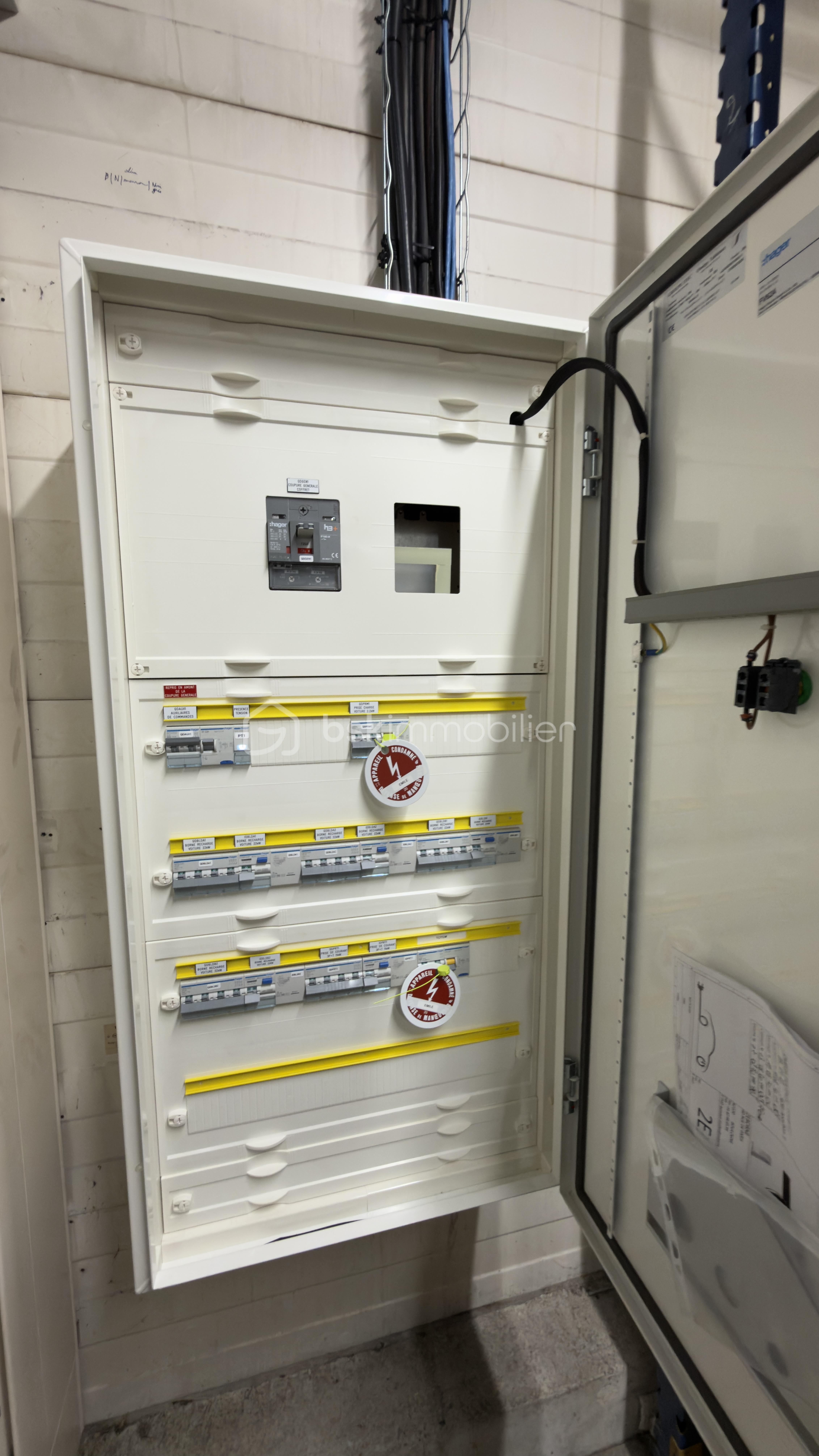 Local d'activités de 1 500 m² - IMG_2101.jpeg