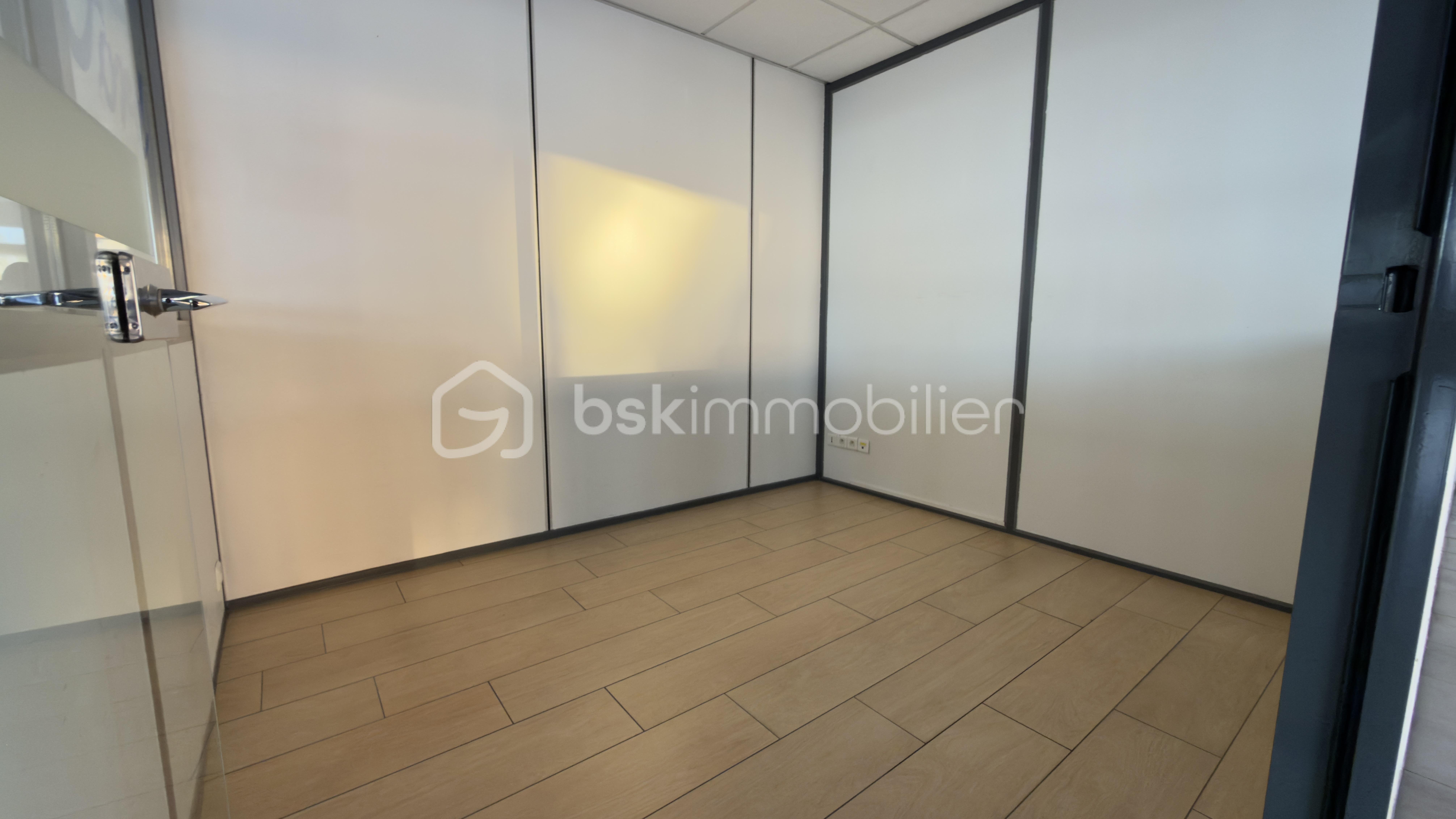 Local d'activités de 1 500 m² - IMG_2088.jpeg