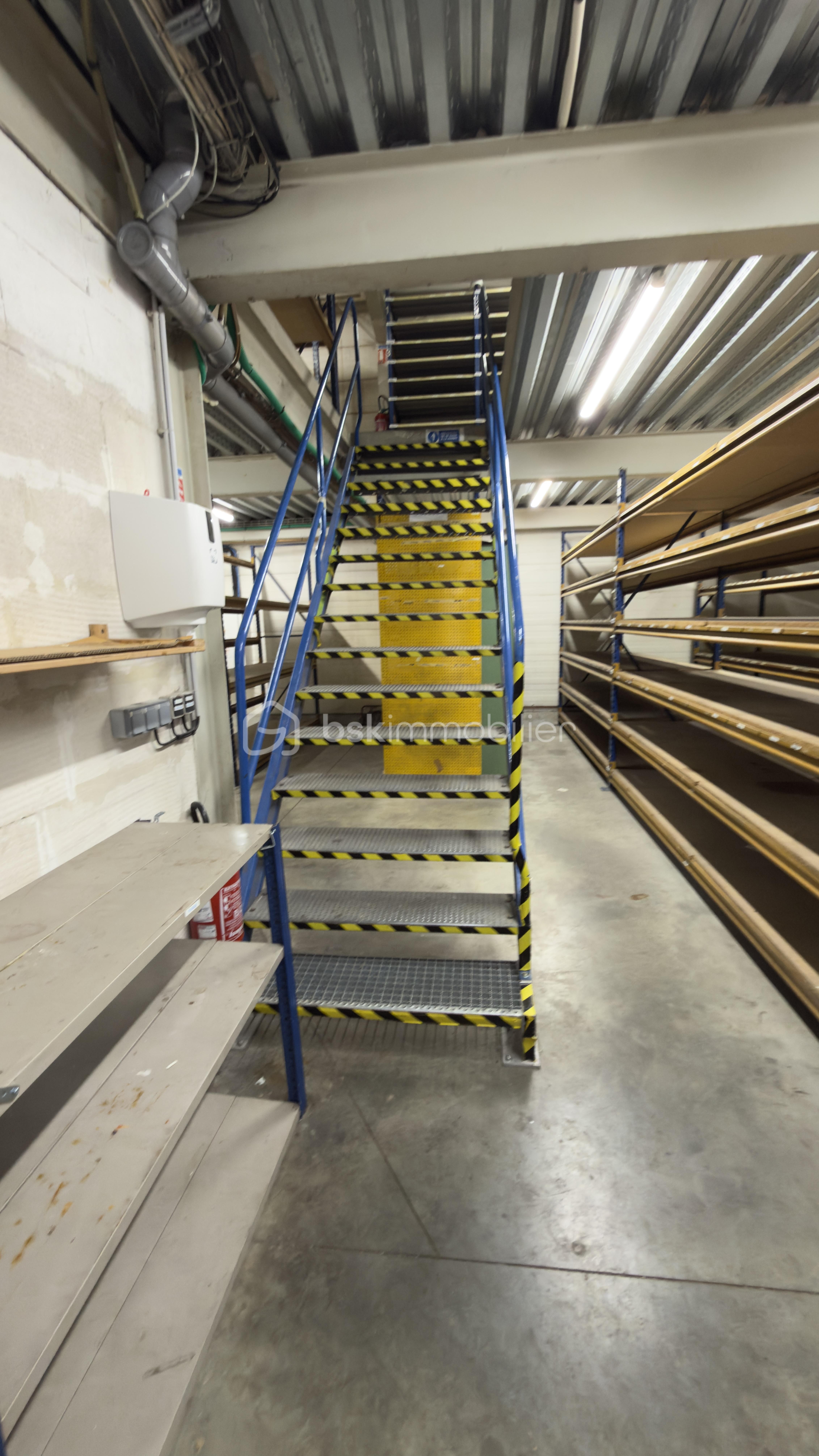 Local d'activités de 1 500 m² - IMG_2105.jpeg