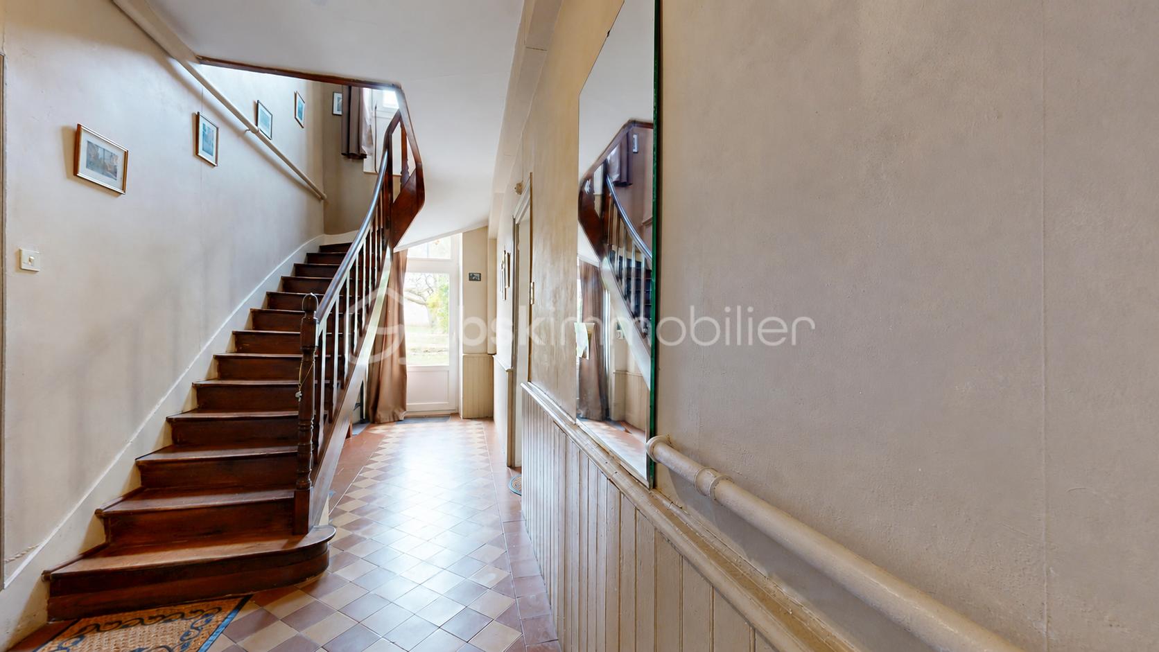 Couloir ancien et miroir sans photo.png