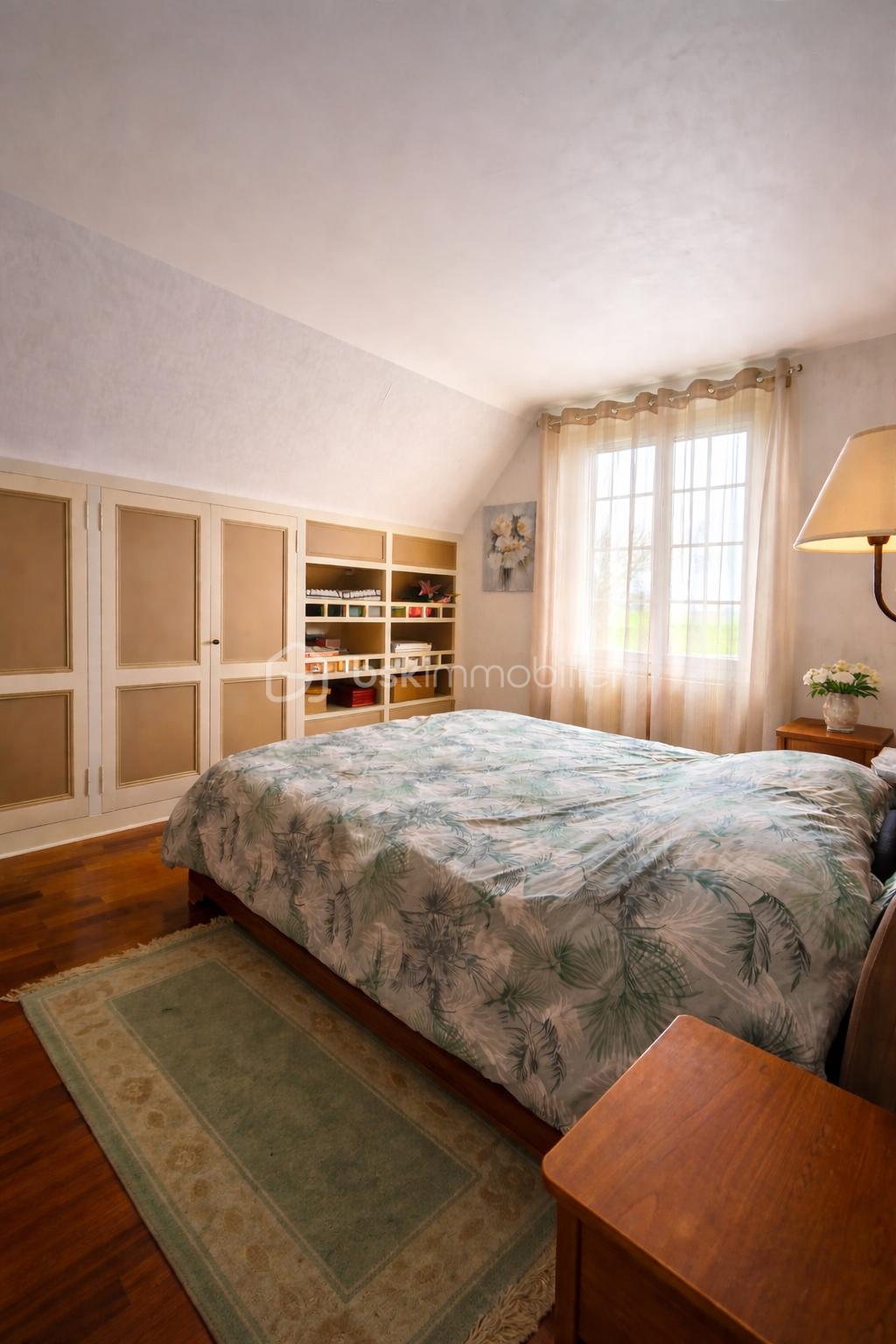 Chambre lumineuse et invitante avec rangement.png