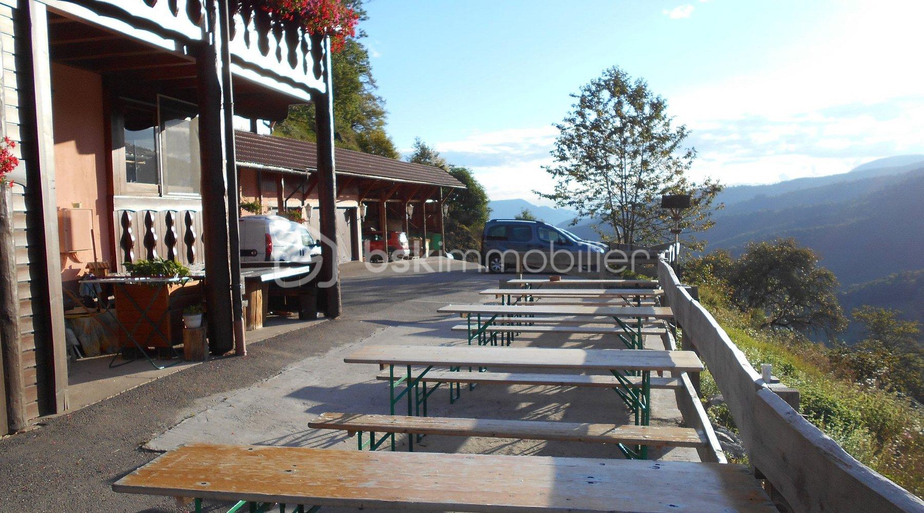 Immeuble de 491 m² - terrasse-devant-le-chalet.jpg