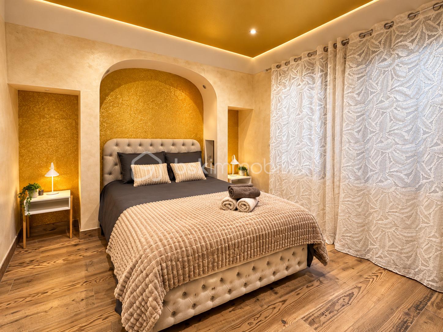 Chambre chaleureuse aux alcôves dorées.png