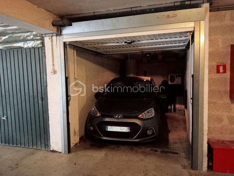 Garage avec plaque immatric. effacée.png