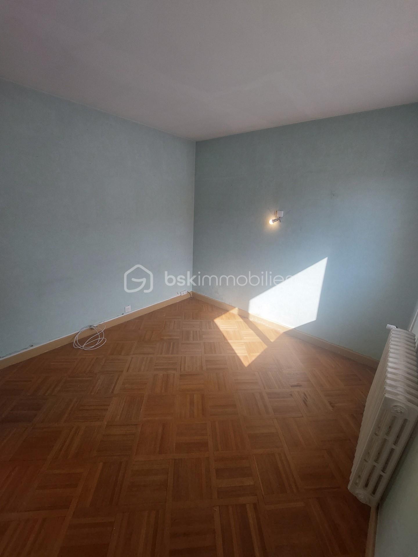 CHAMBRE BLEU SANS PLACARD COLLE SDB.jpg