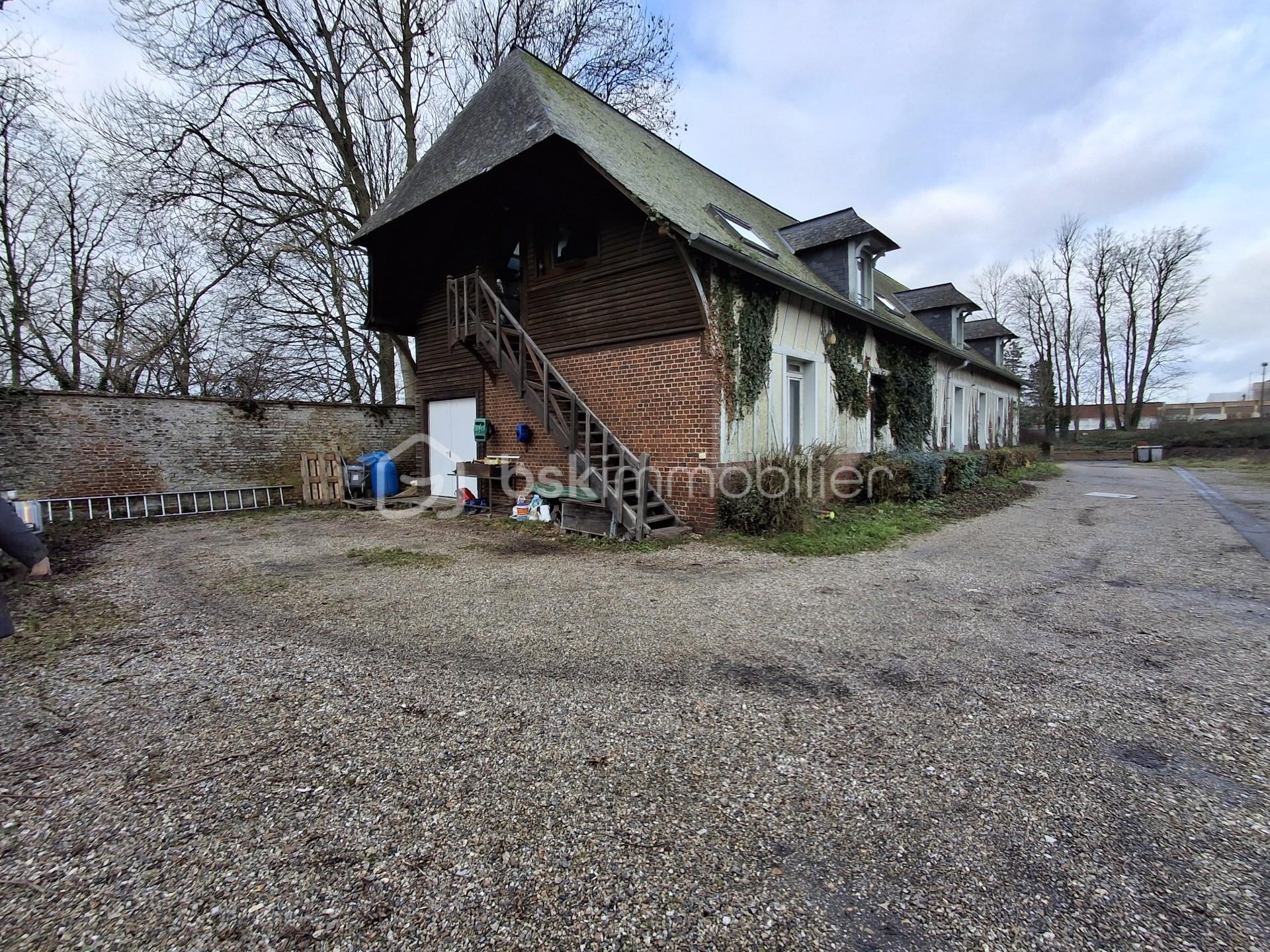 Maison de 330 m² - façade et pignon est dec paysage.jpg