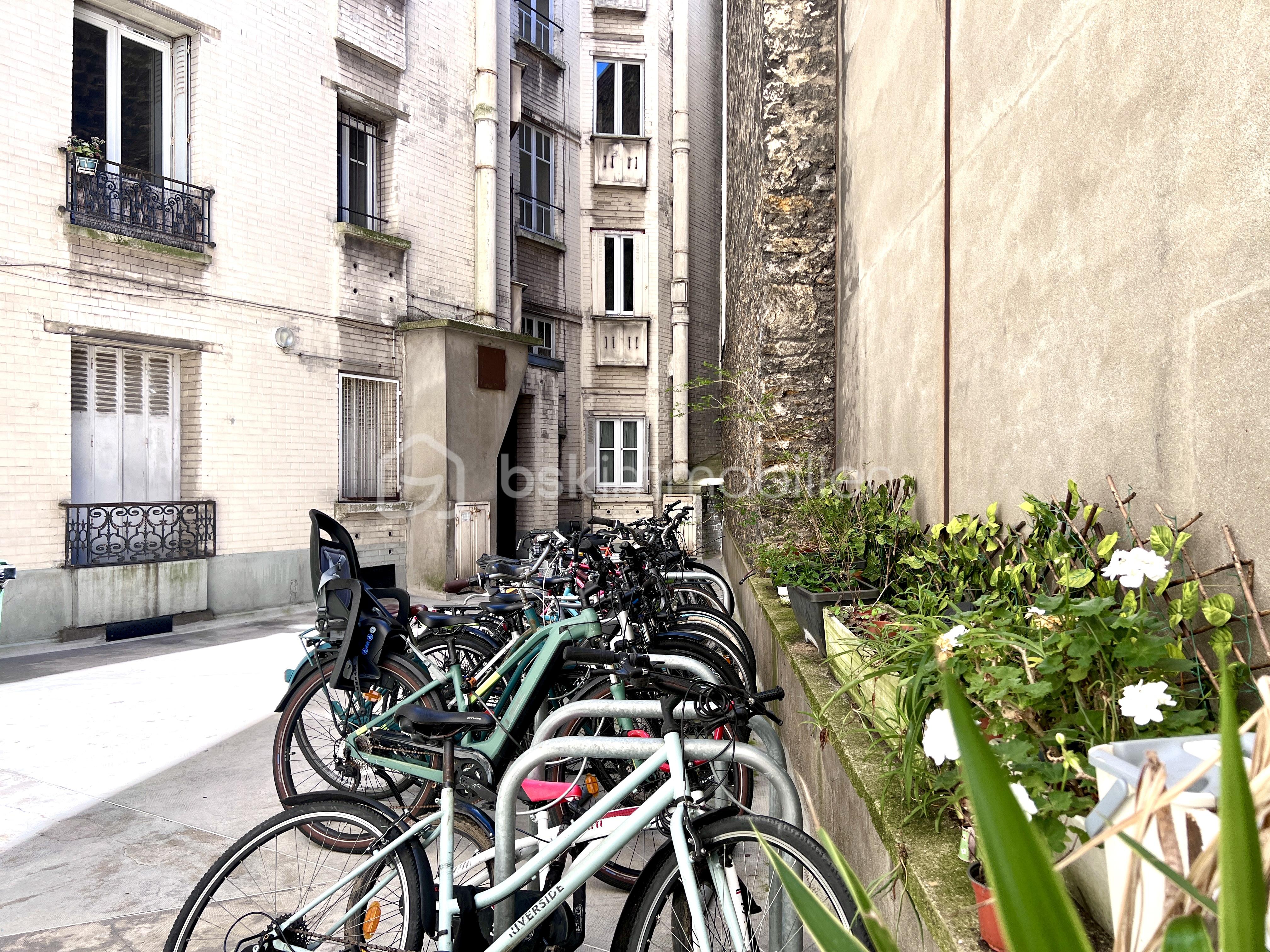 20 Cour parking à velo-IMG_4100.jpg