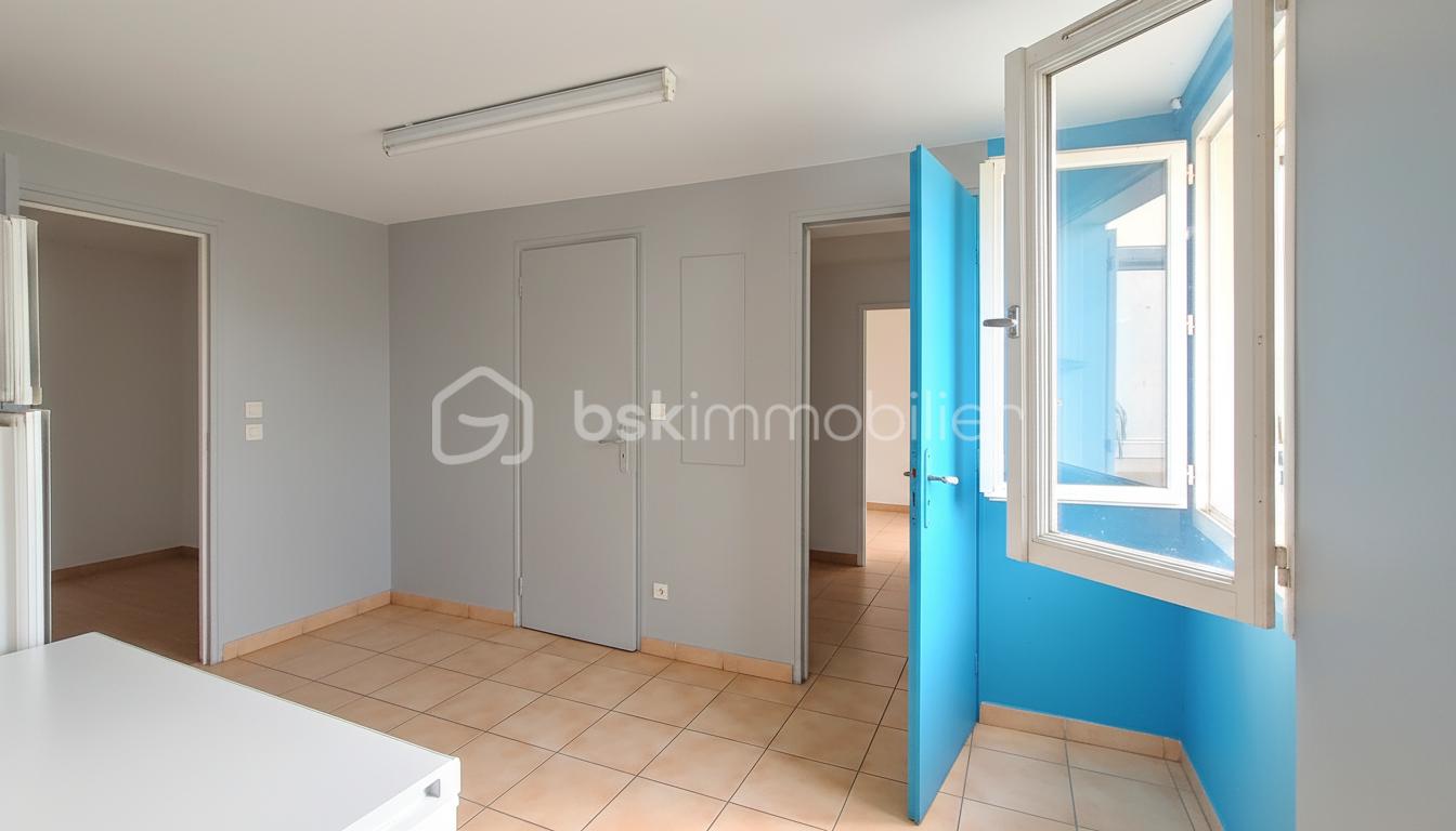 Maison de 105 m² - piece repeinte machine laver.jpg