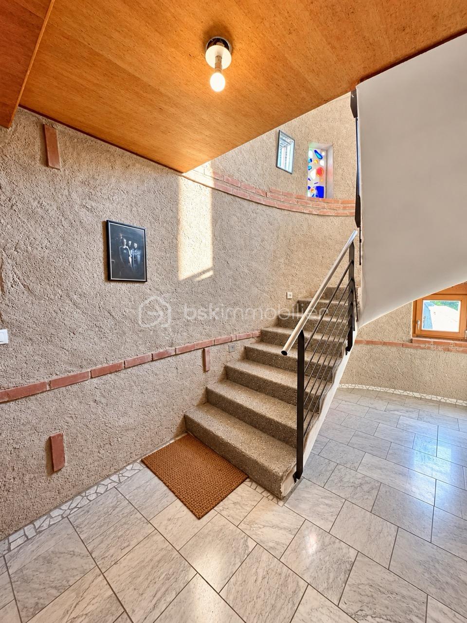Escalier rustique moderne baigné de lumière – grande taille.jpeg