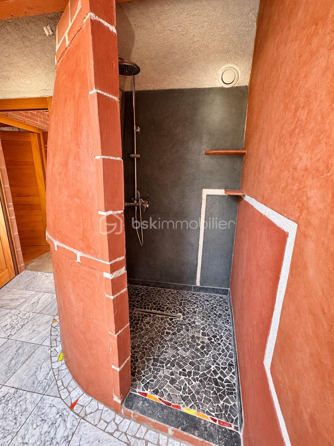Douche rustique en terracotta et mosaïque.jpeg