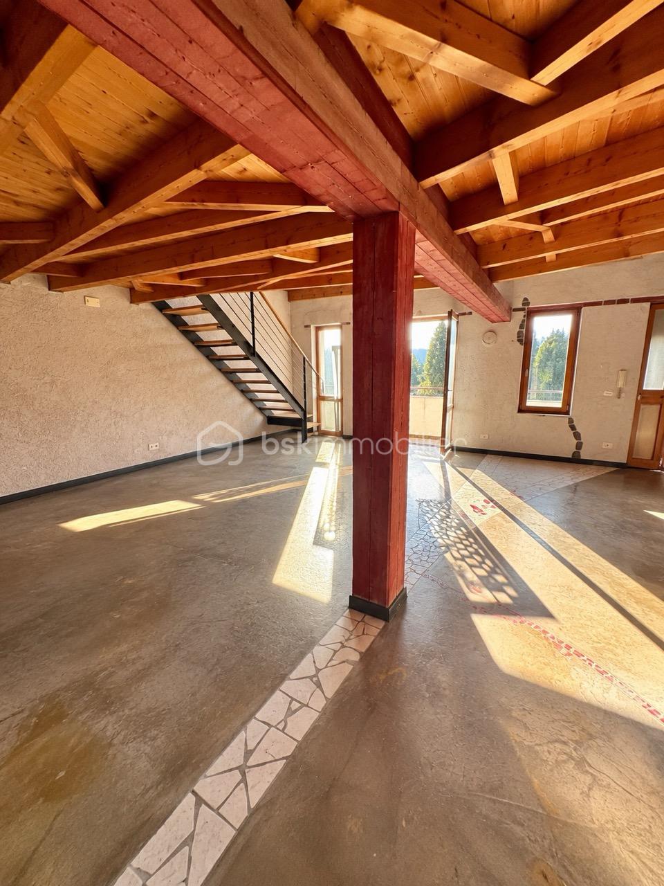 Loft ensoleillé aux poutres apparentes – grande taille.jpeg