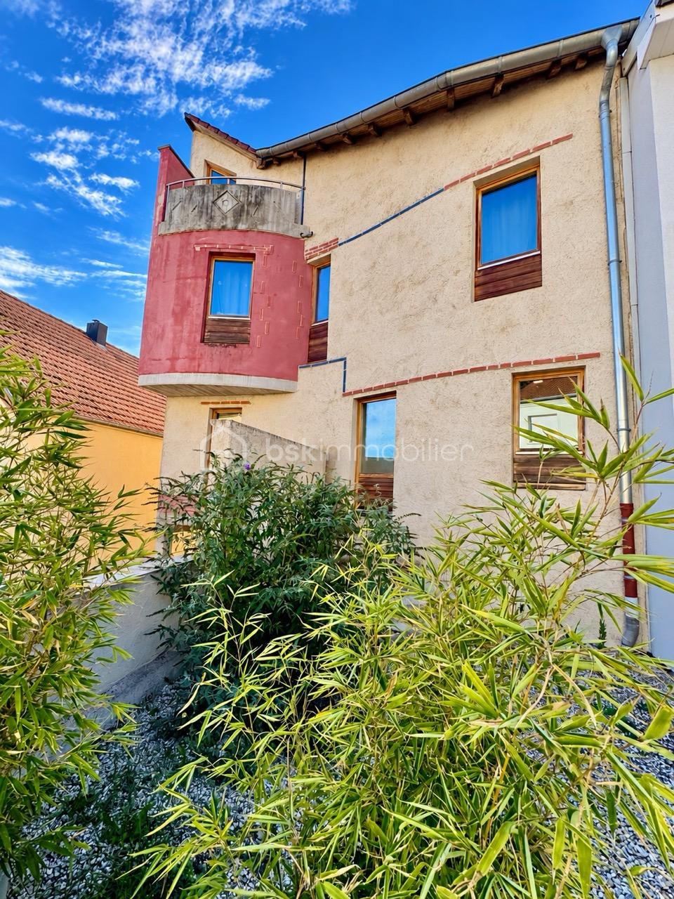 Façade colorée sous ciel bleu – grande taille.jpeg