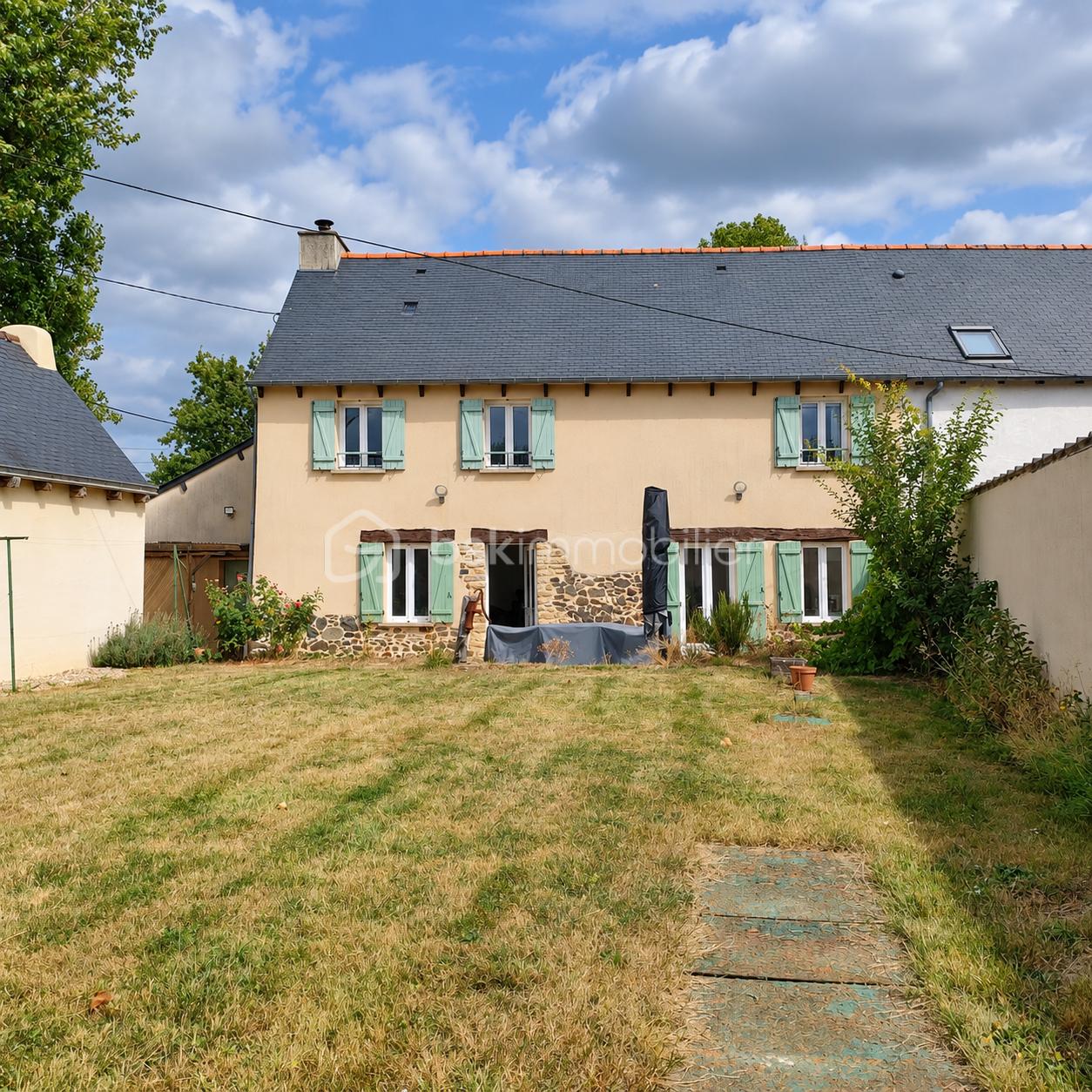 maison côté sud depuis le fond du jardin.png