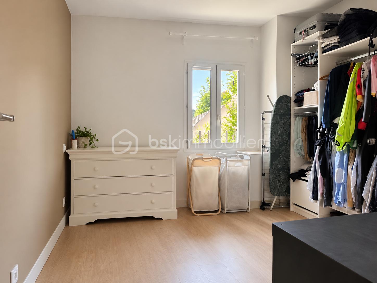 Chambre-dressing lumineuse et organisée.png