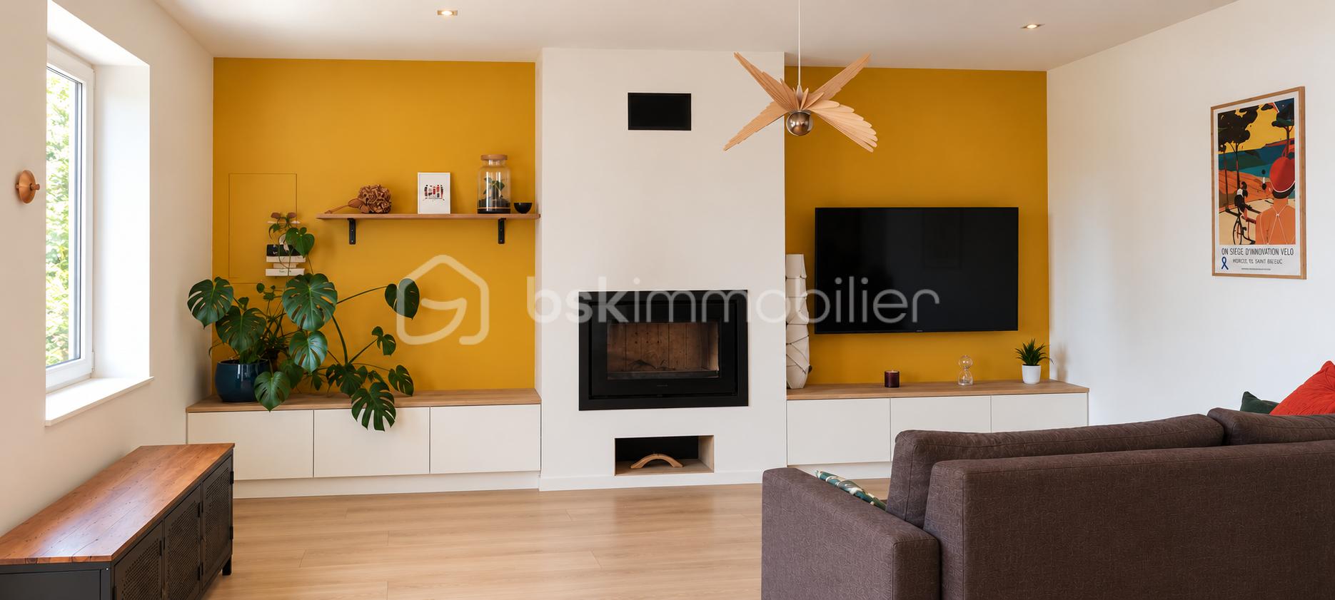 Salon chaleureux avec cheminée et murs moutarde.png