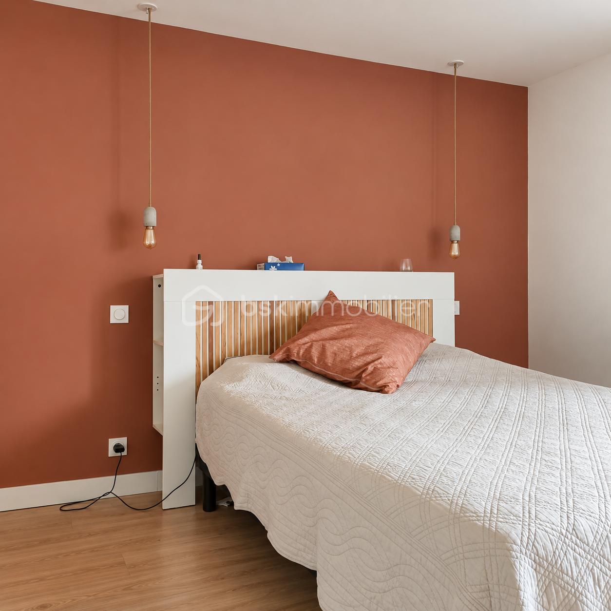 Chambre minimaliste au mur terracotta.png