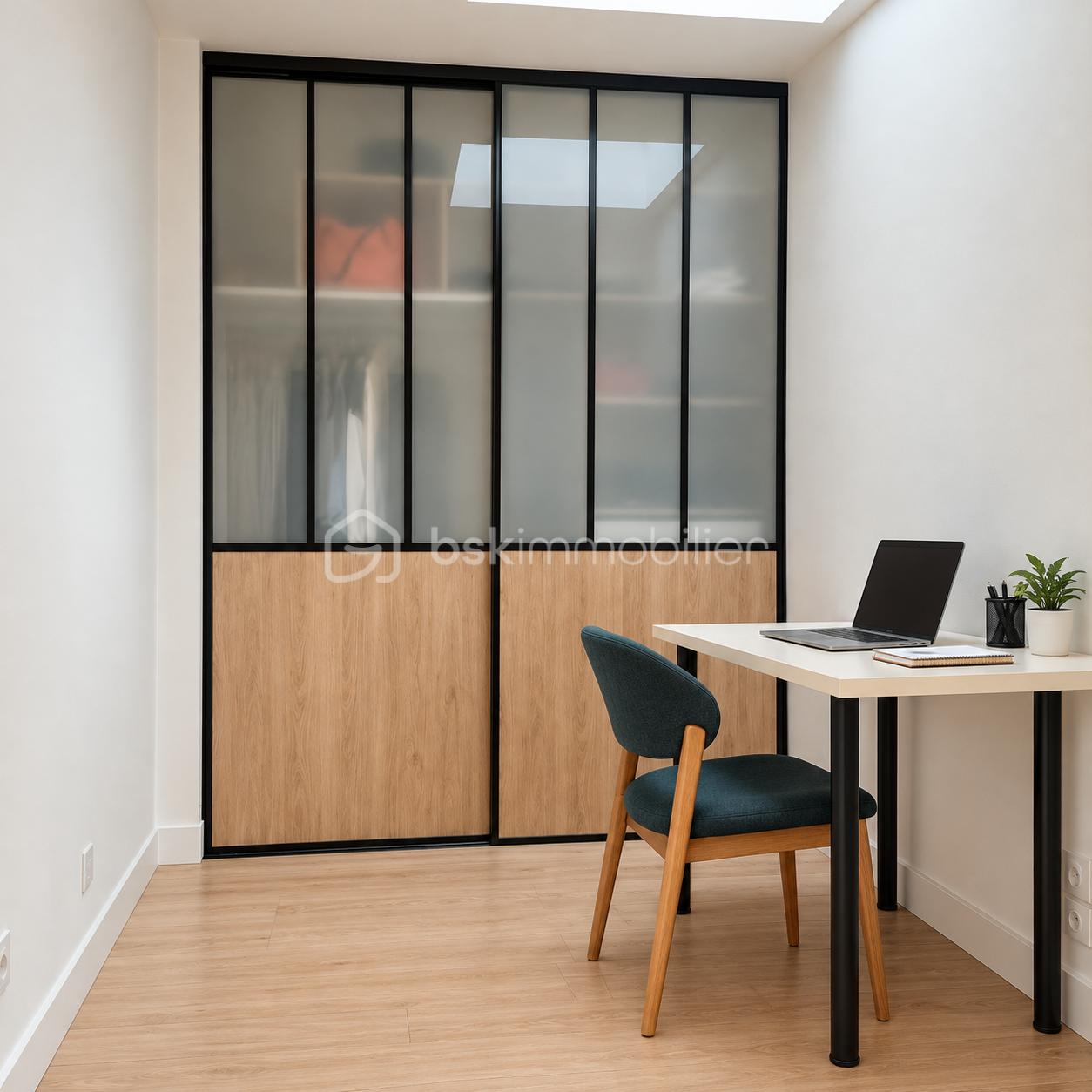 Bureau scandinave et dressing vitré.png