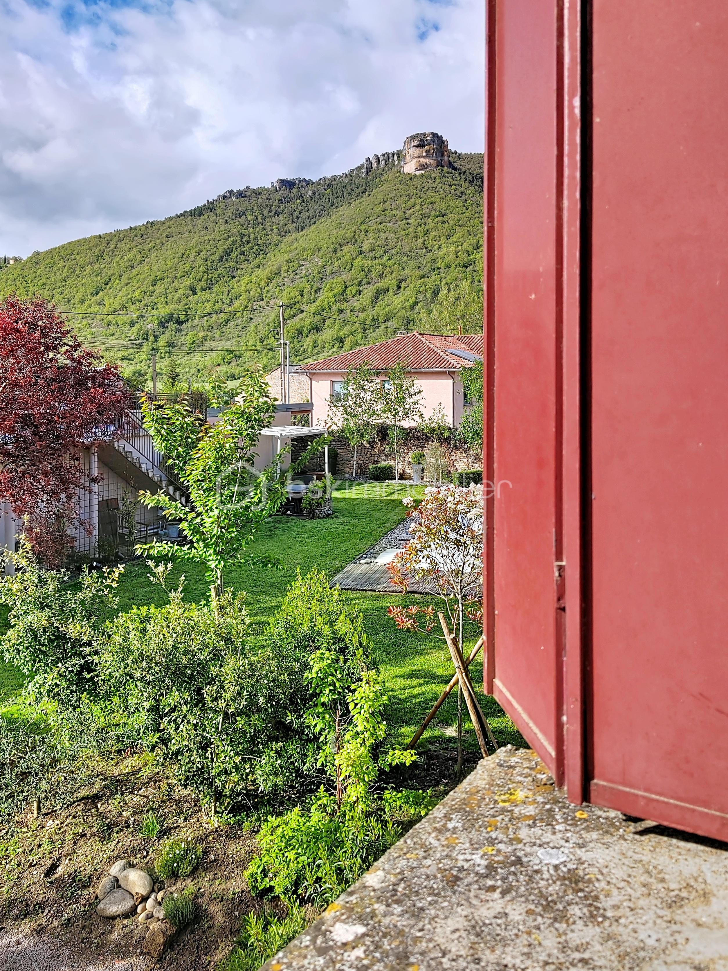 Maison de village de 150 m² - demo-tour-10-main-street_00001(7).jpeg