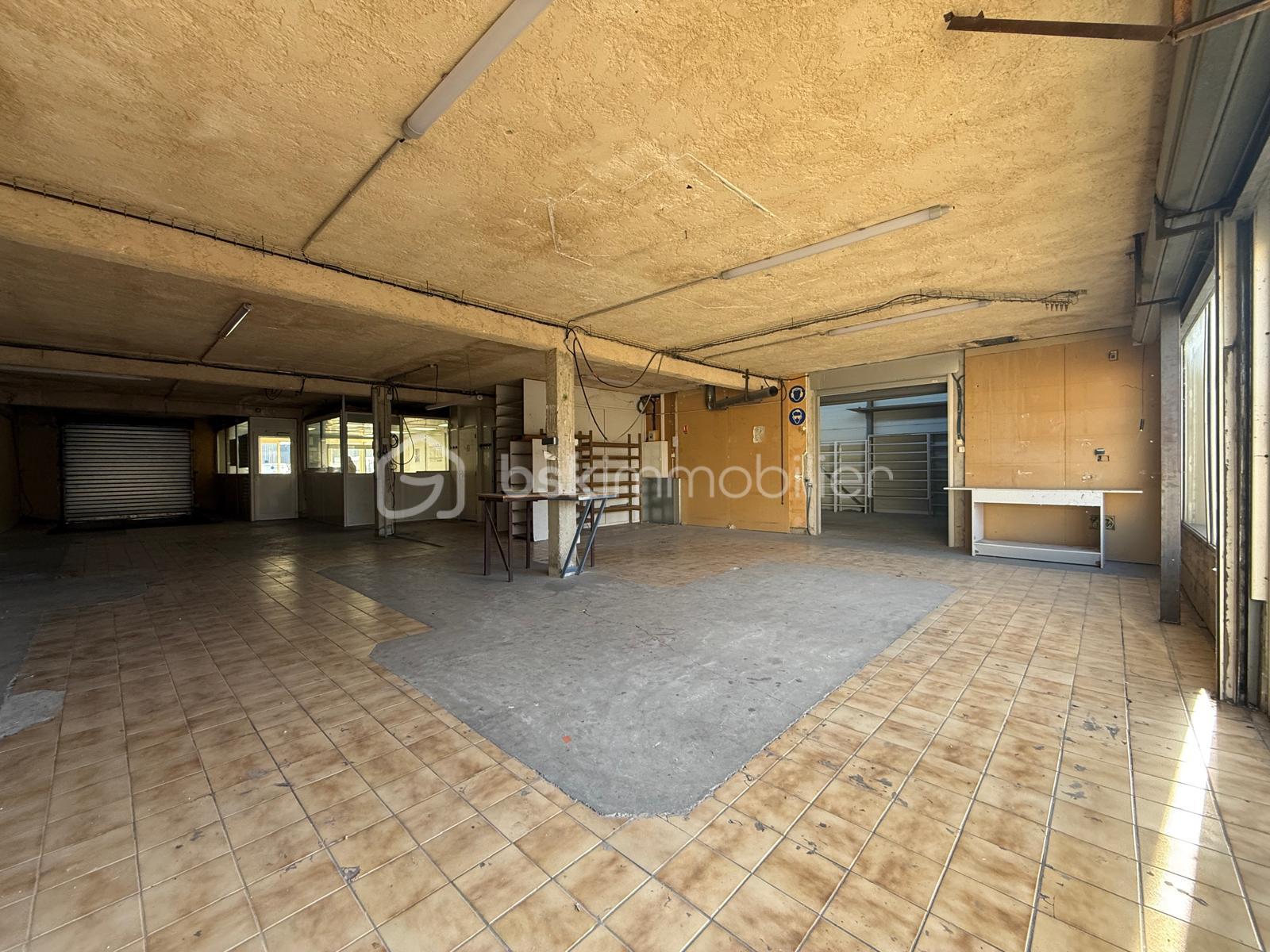 Local commercial de 318 m² - WhatsApp Image 2026-01-12 at 06.51.36 (5).jpeg