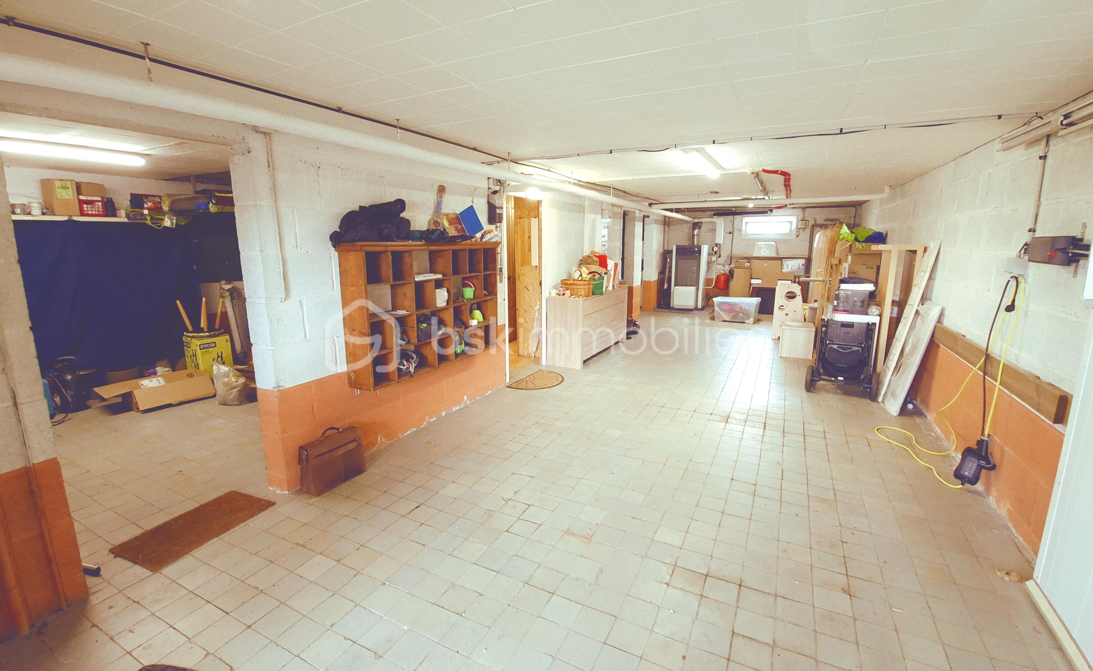 Pavillon de 142 m² - THEV ssol garage vers la chaudière.jpg