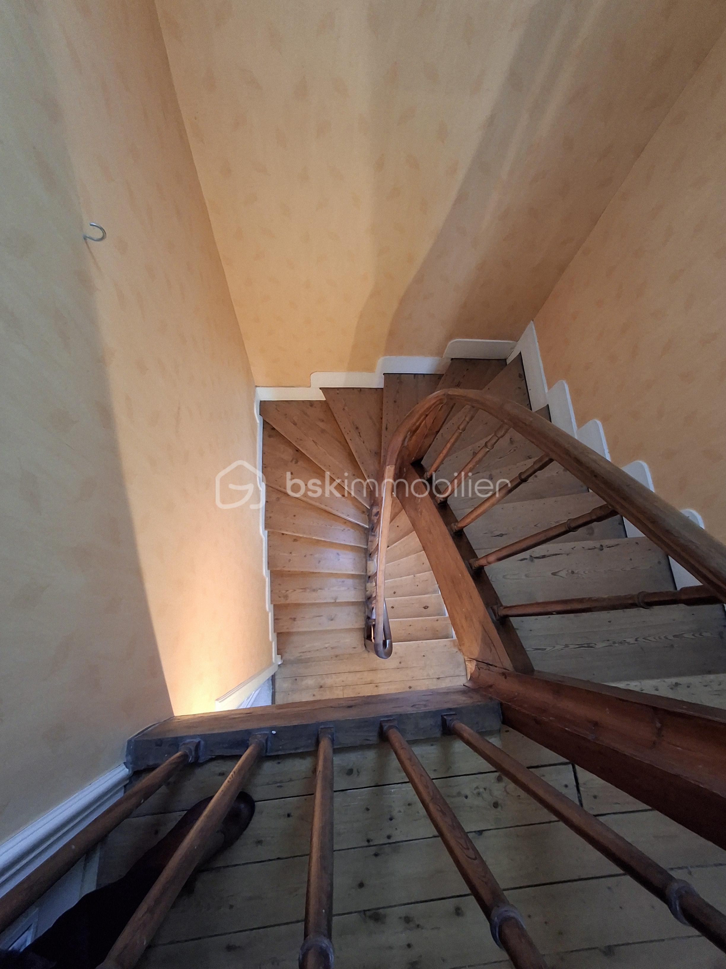 Maison de 135 m² - Cage escalier depuis pt palier 2ème portrait.png