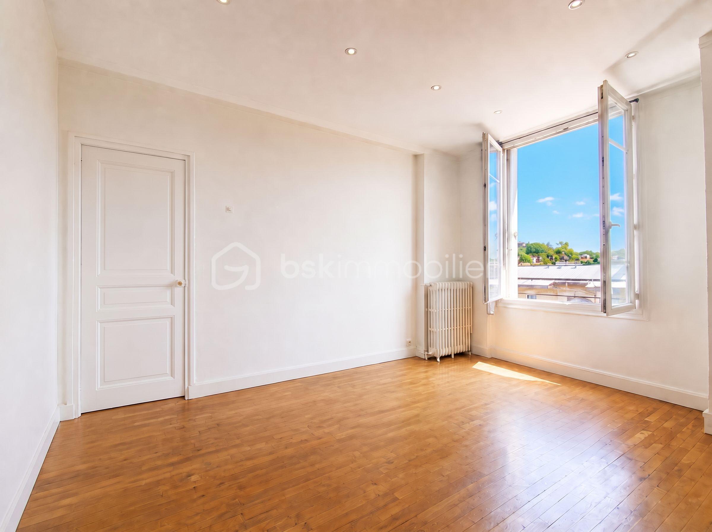 Salon vide porte fermée .jpg