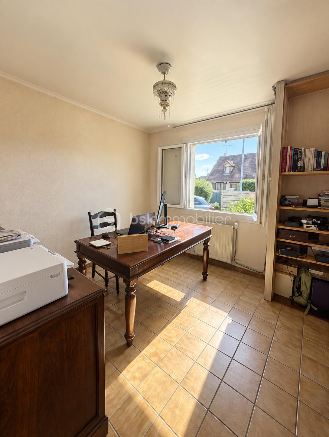 Bureau chaleureux baigné de lumière.png