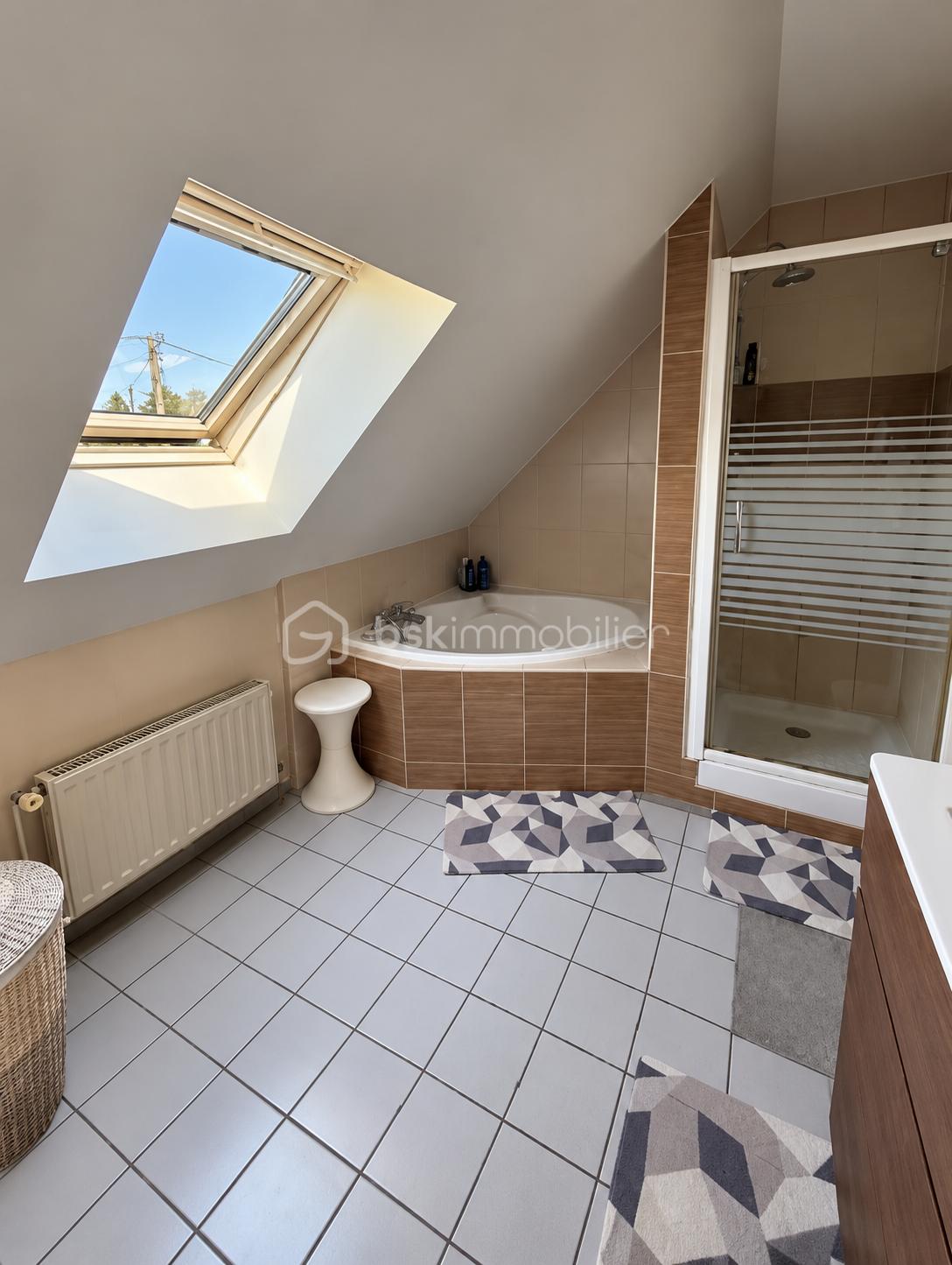 Salle de bain mansardée baignée de lumière.png