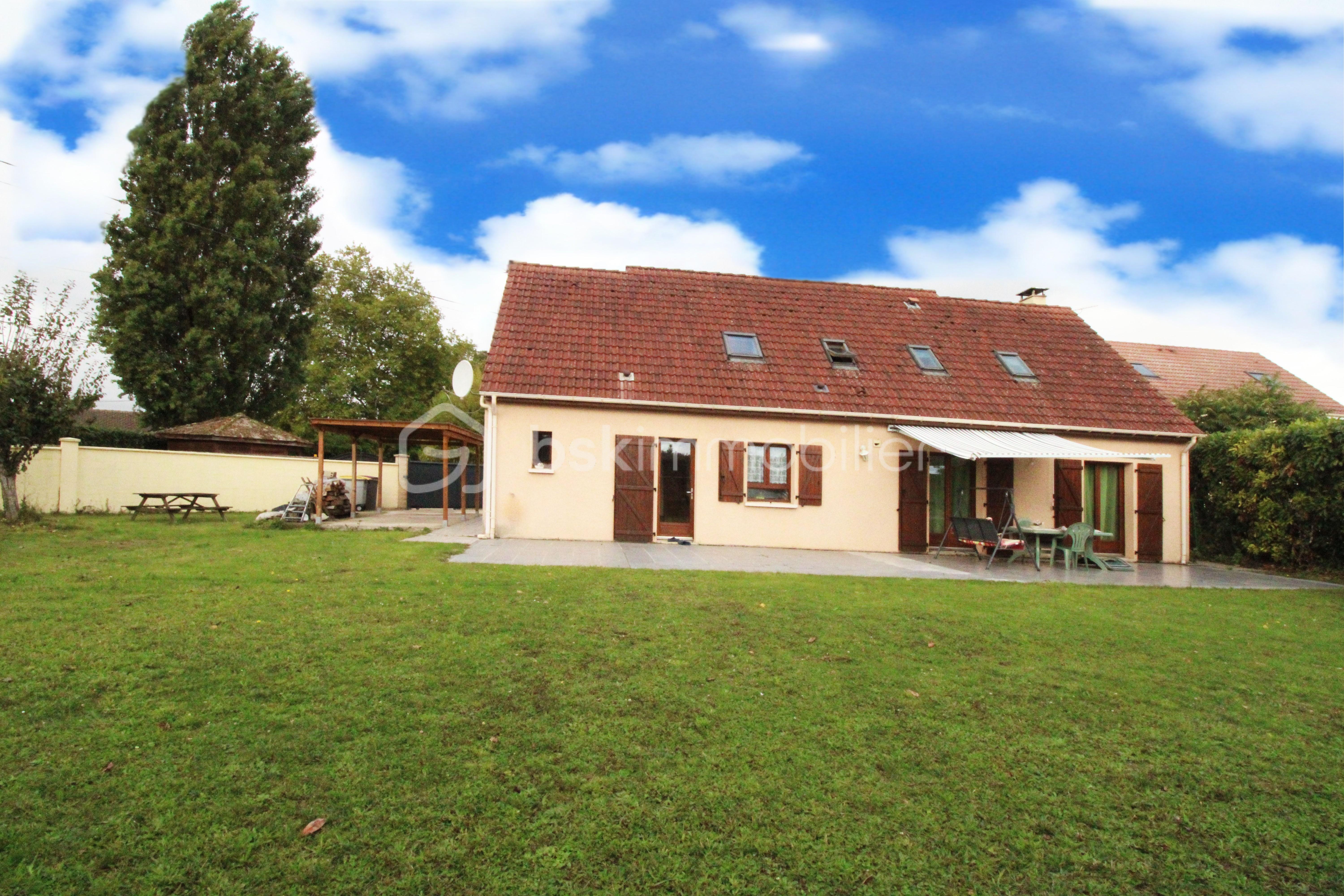 Maison traditionnelle de 139 m² - EXT.jpg