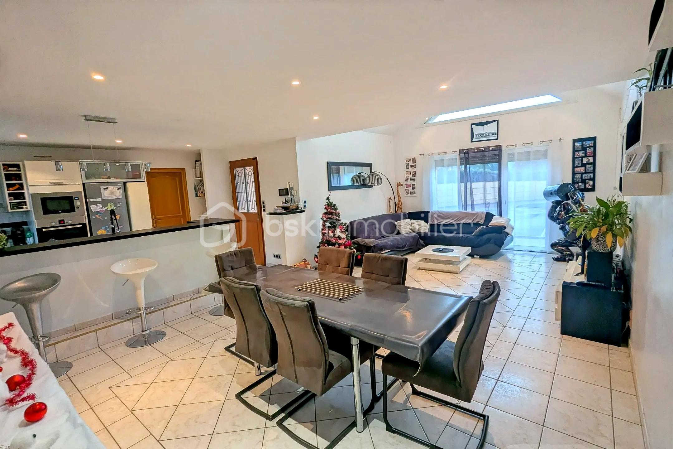 Maison de 113 m² - hoqi-8abf2cc5ce754e3e985d5dd67fe03bf6.jpg