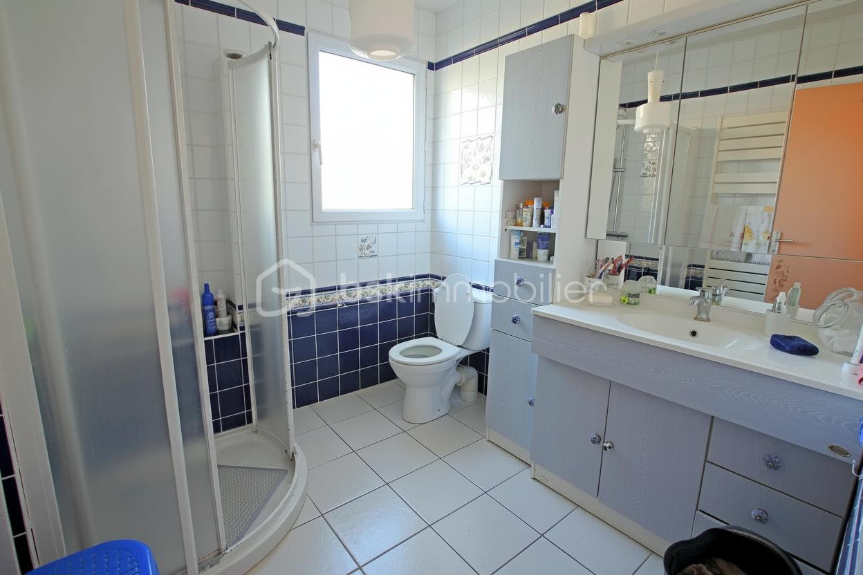 Salle d eau bleu rangée.png