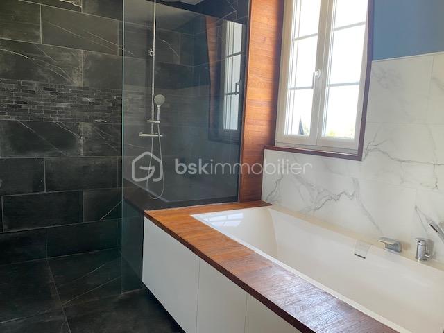 salle de bains douche etage 1.jpeg