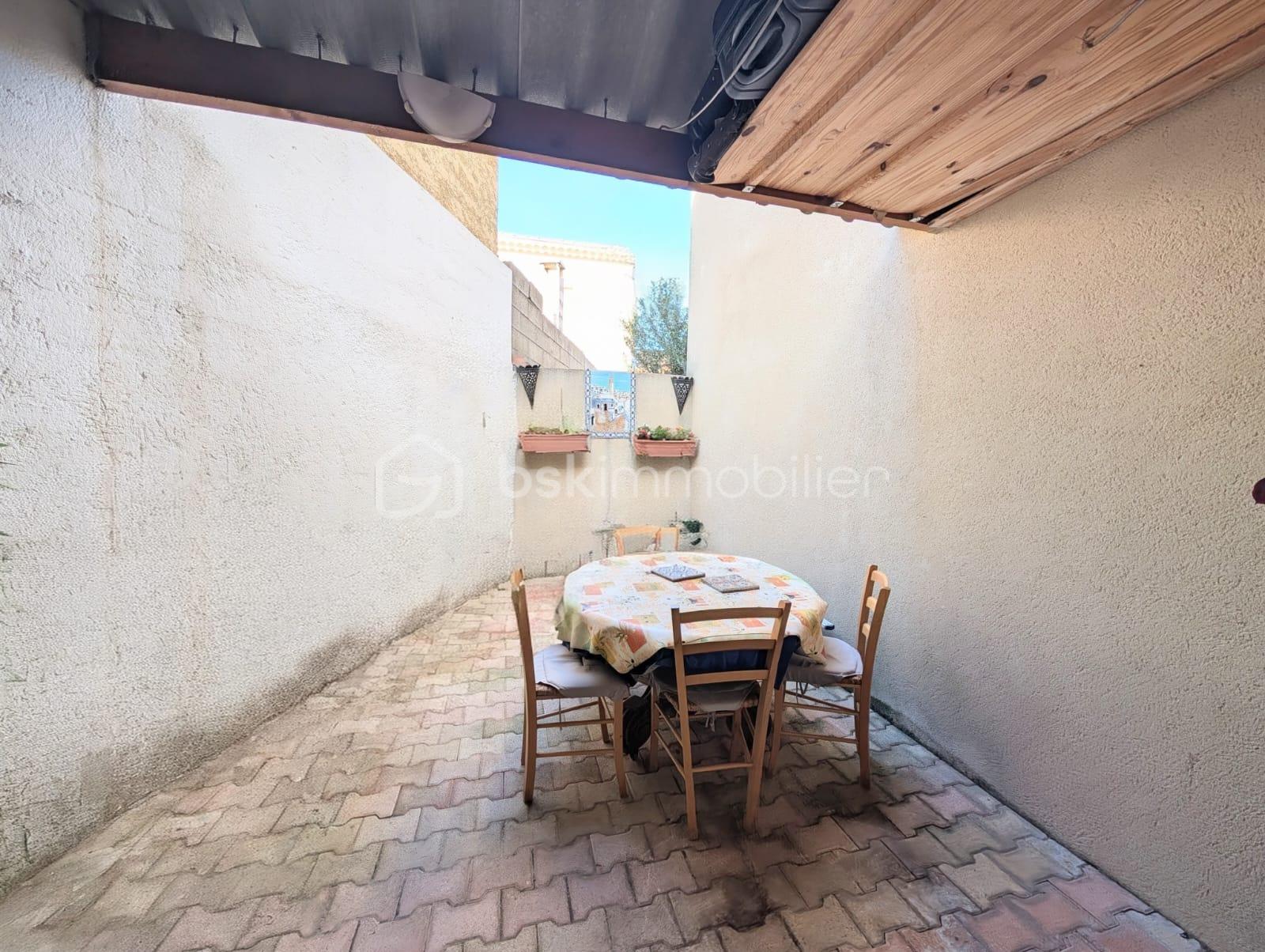Maison de ville de 70 m² - patio muy limpio dentro.jpg