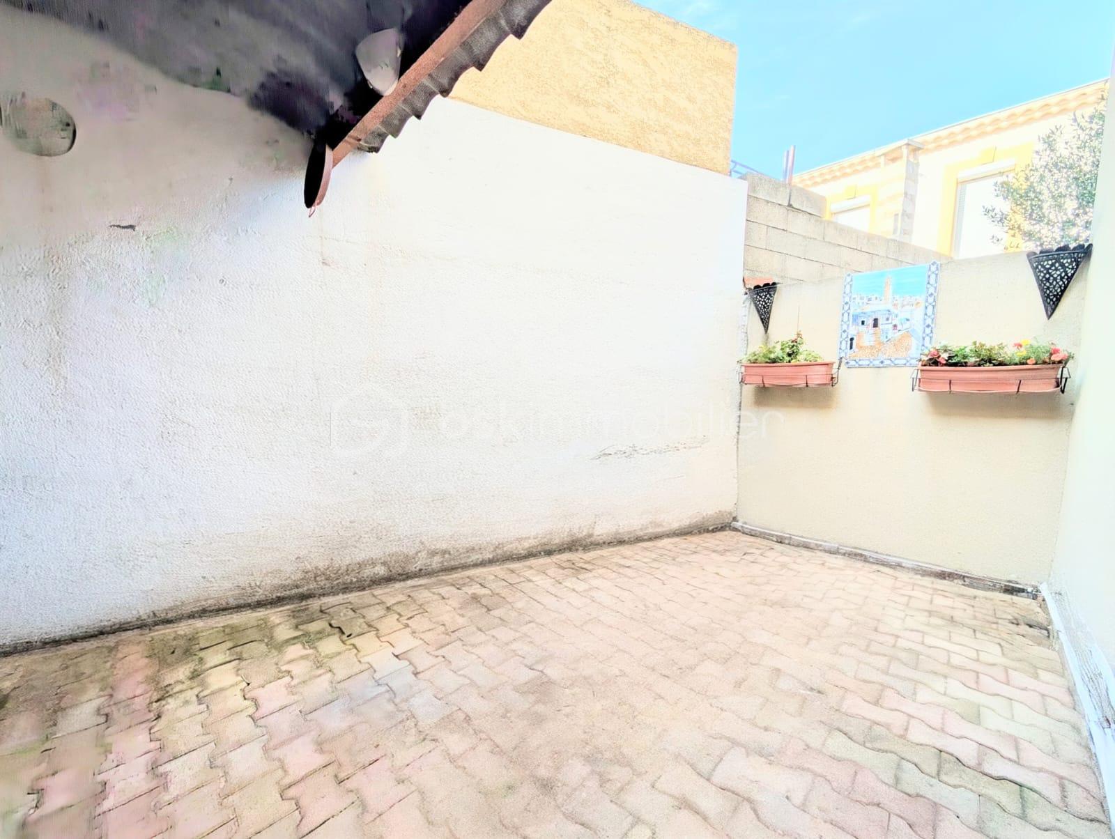 Maison de ville de 70 m² - patio nu droite.jpg